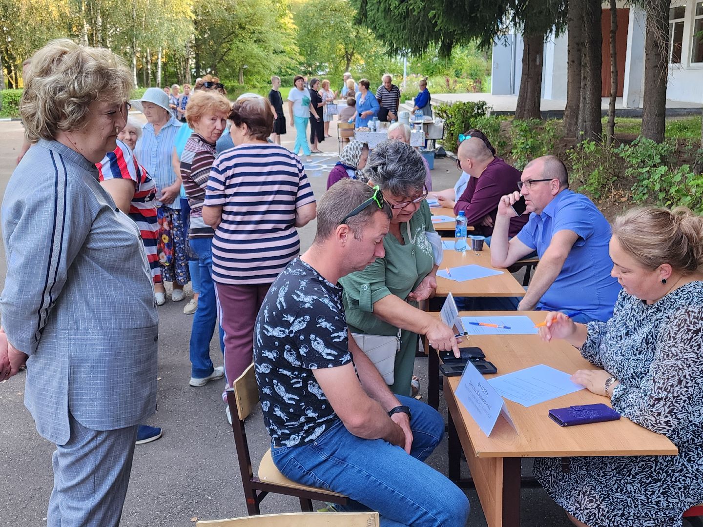 Чехов, деревня Крюково, выездная администрация, встреча с жителями, обращения жителей, дорожный ремонт, освещение, благоустройство, улица Заводская, борщевик,