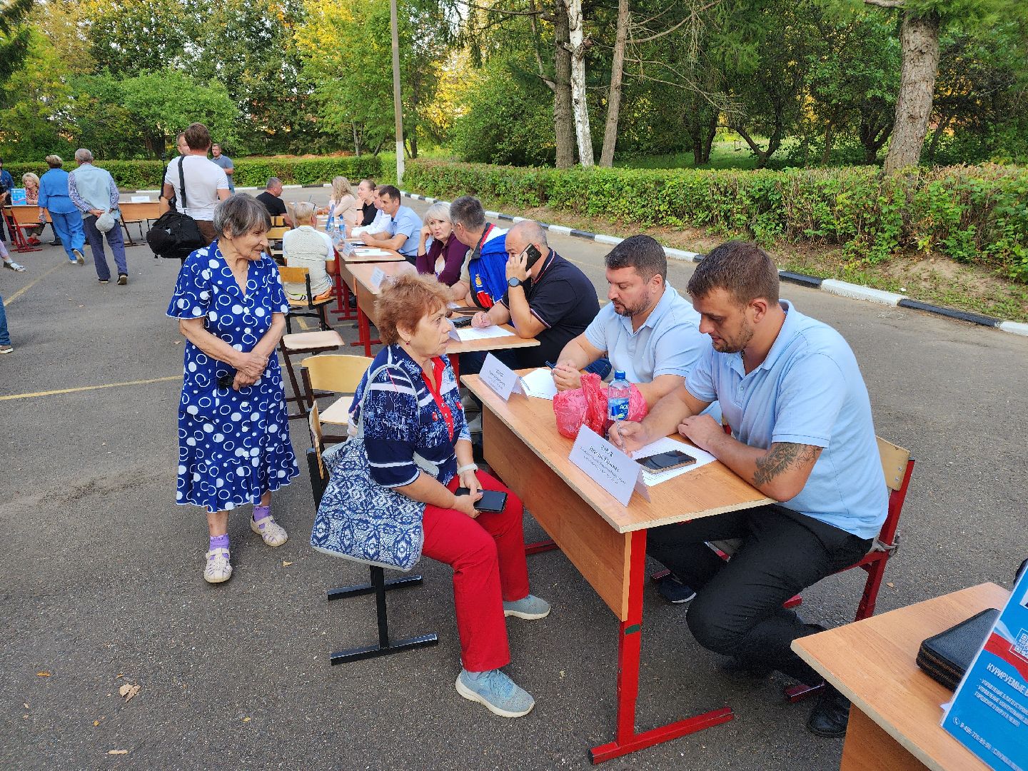 Чехов, деревня Крюково, выездная администрация, встреча с жителями, обращения жителей, дорожный ремонт, освещение, благоустройство, улица Заводская, борщевик,