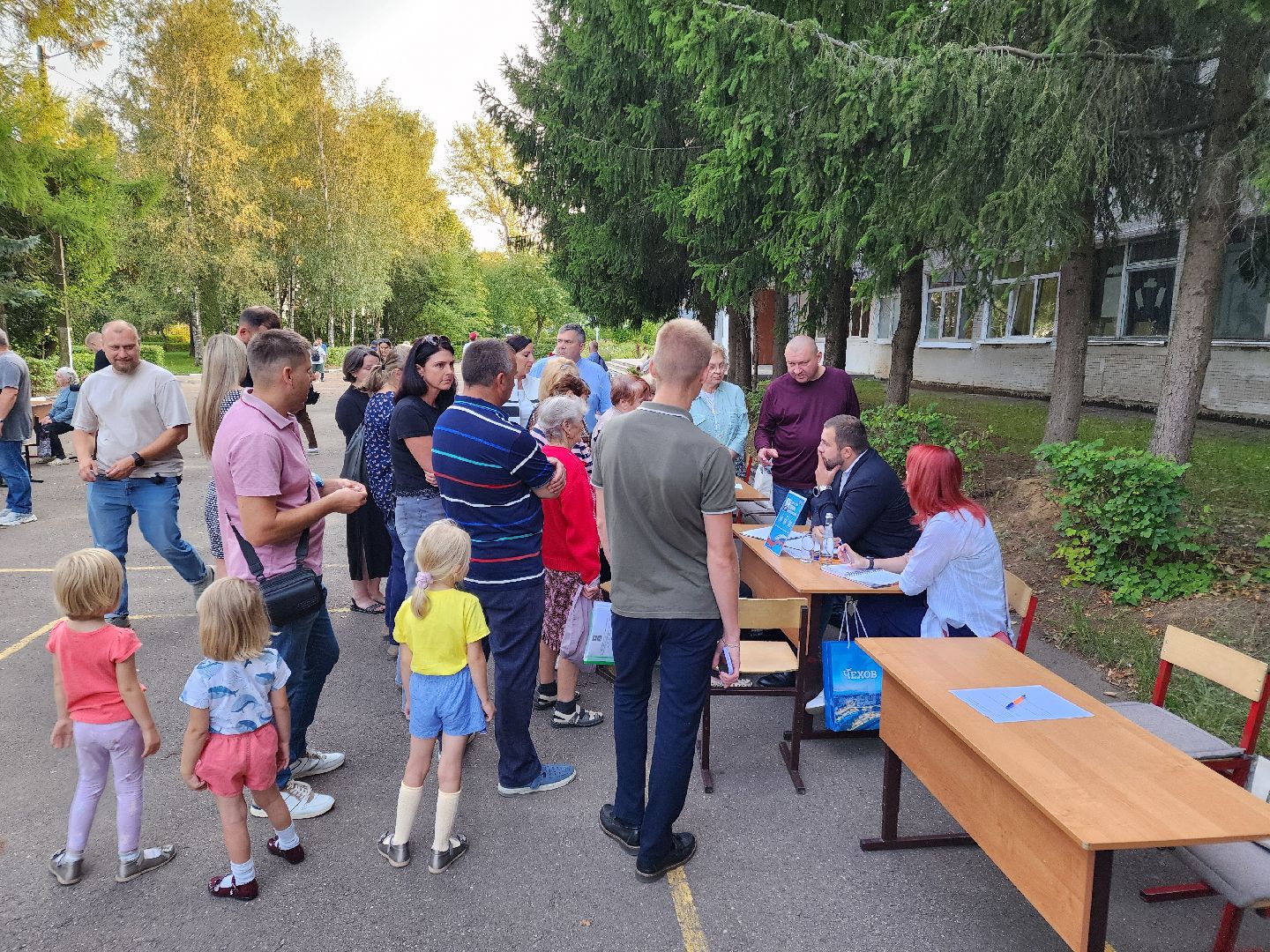 Чехов, деревня Крюково, выездная администрация, встреча с жителями, обращения жителей, дорожный ремонт, освещение, благоустройство, улица Заводская, борщевик,