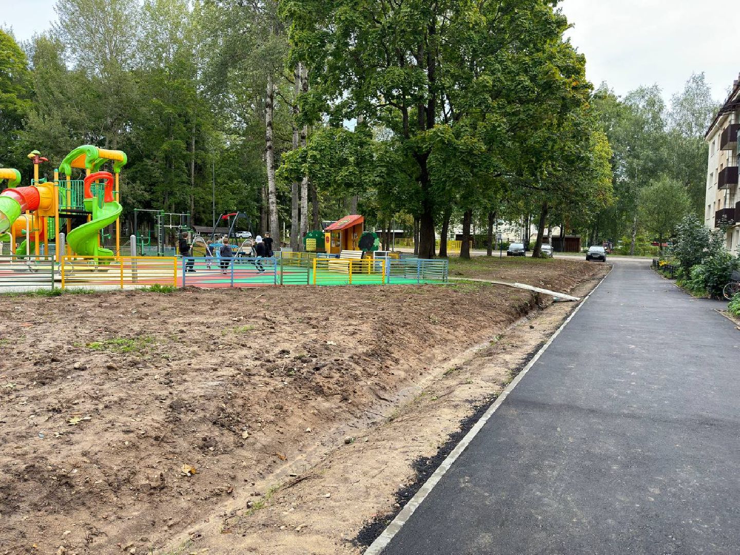 благоустройство двора, комплексное благоустройство, городской округ Восход, бригада рабочих, новый асфальт,