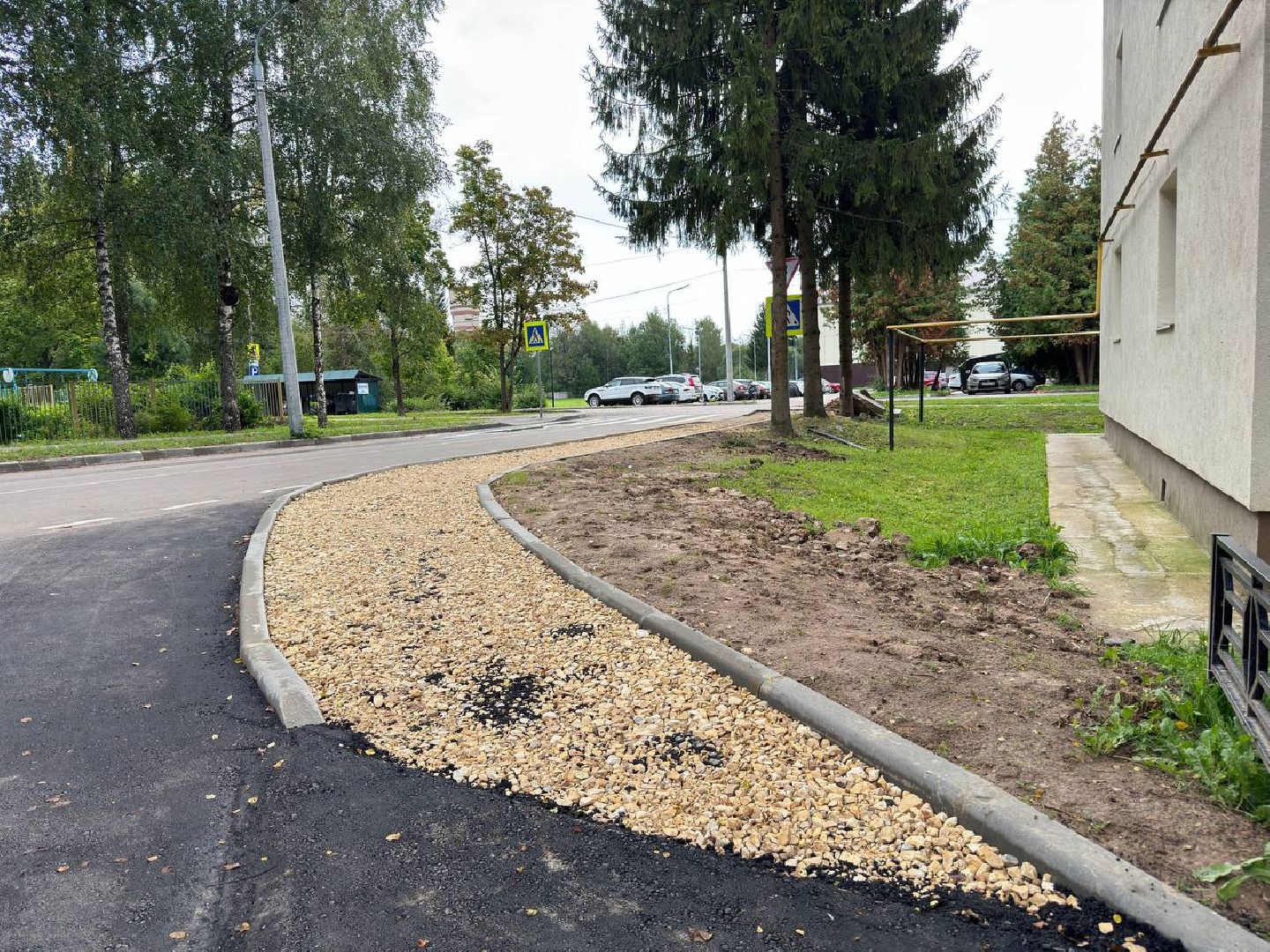 благоустройство двора, комплексное благоустройство, городской округ Восход, бригада рабочих, новый асфальт,