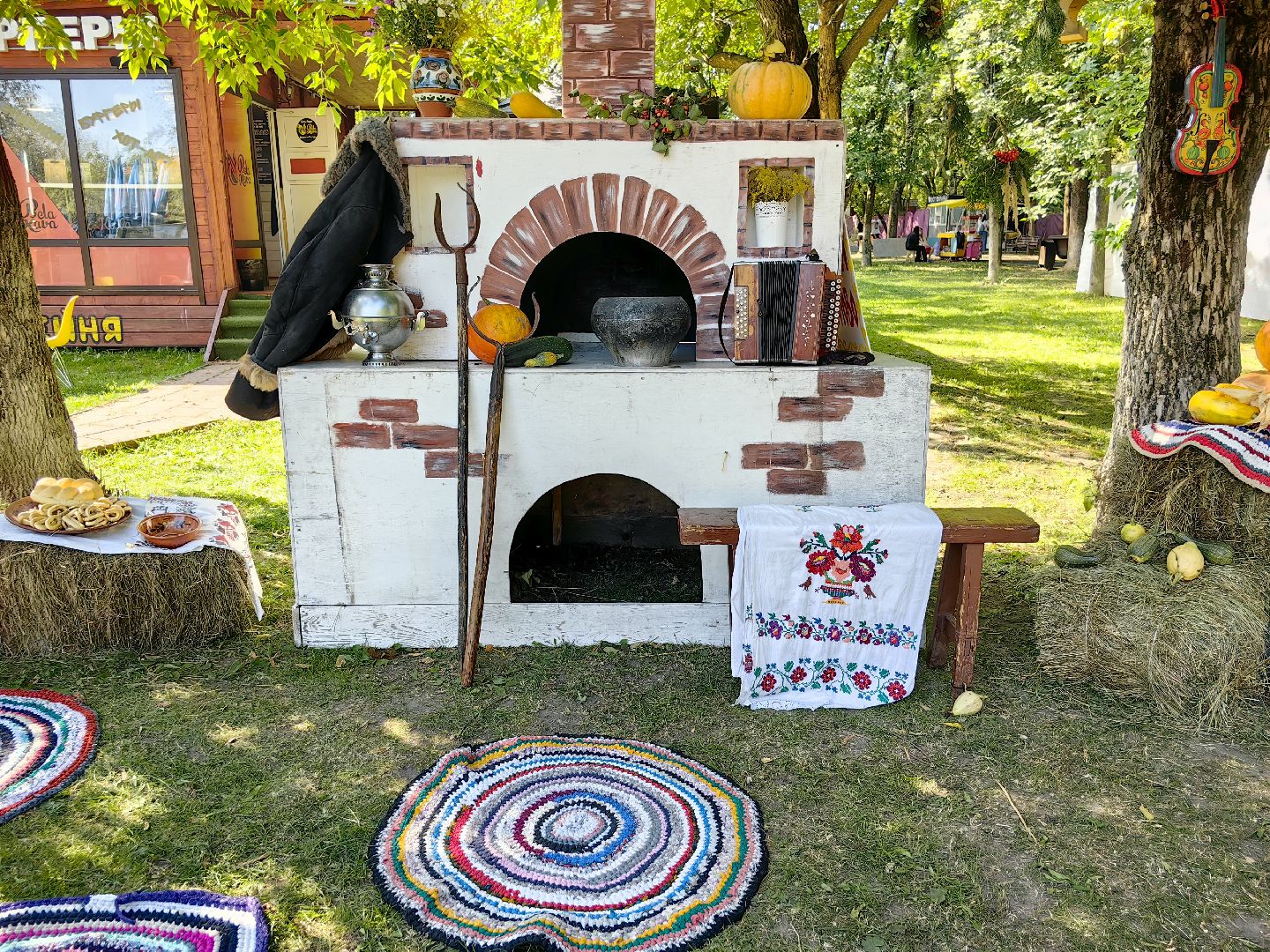 кинопоказ, фестиваль Русской культуры, ТРАДИЦИИ, мини-зоопарк с животными, фотозоны, Роспись по дереву,