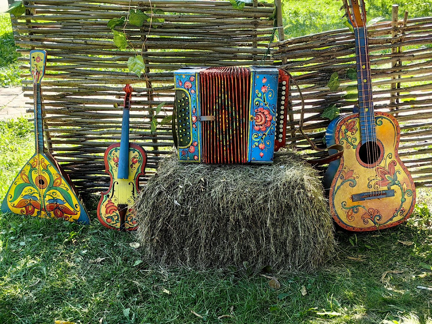 кинопоказ, фестиваль Русской культуры, ТРАДИЦИИ, мини-зоопарк с животными, фотозоны, Роспись по дереву,