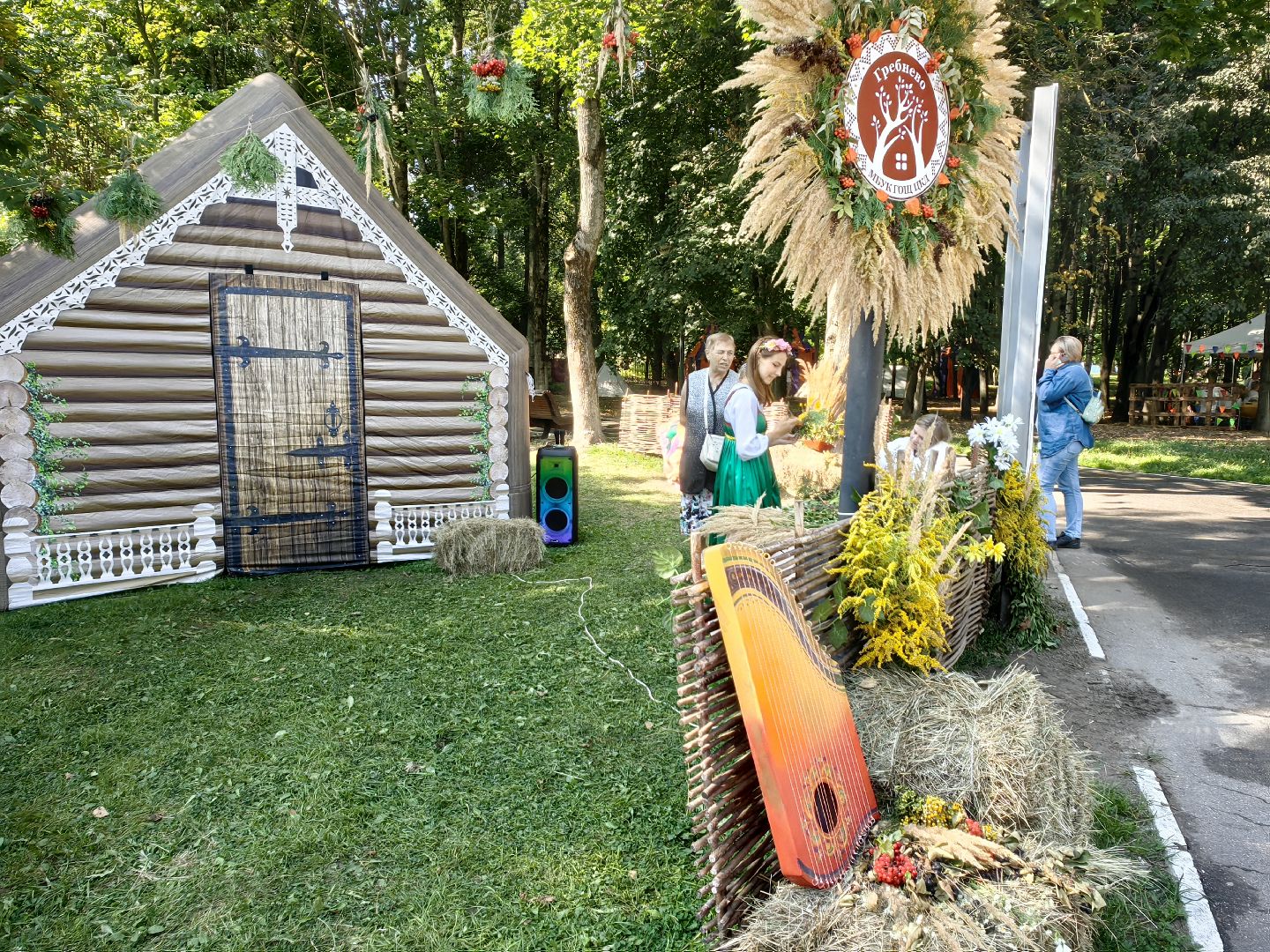 кинопоказ, фестиваль Русской культуры, ТРАДИЦИИ, мини-зоопарк с животными, фотозоны, Роспись по дереву,