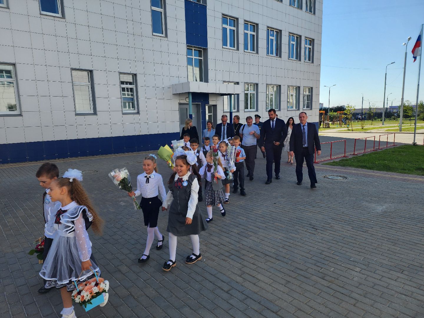 Чехов, школа 10, день знаний, новый учебный год, торжественная линейка, 1 сентября, первые классы,