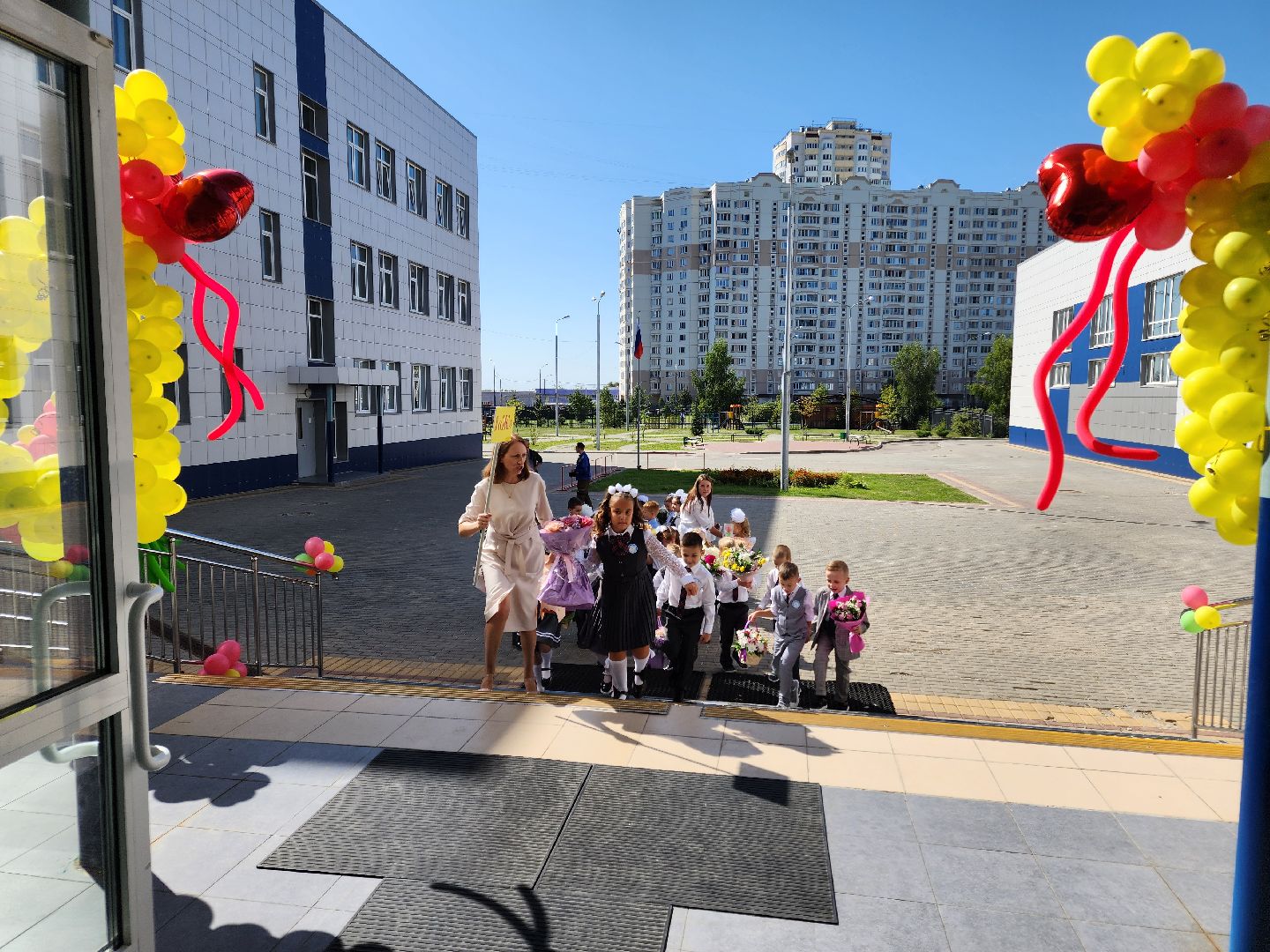 Чехов, школа 10, день знаний, новый учебный год, торжественная линейка, 1 сентября, первые классы,