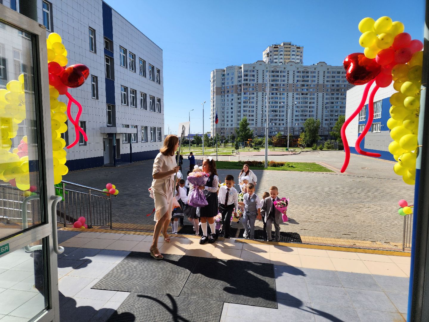 Чехов, школа 10, день знаний, новый учебный год, торжественная линейка, 1 сентября, первые классы,