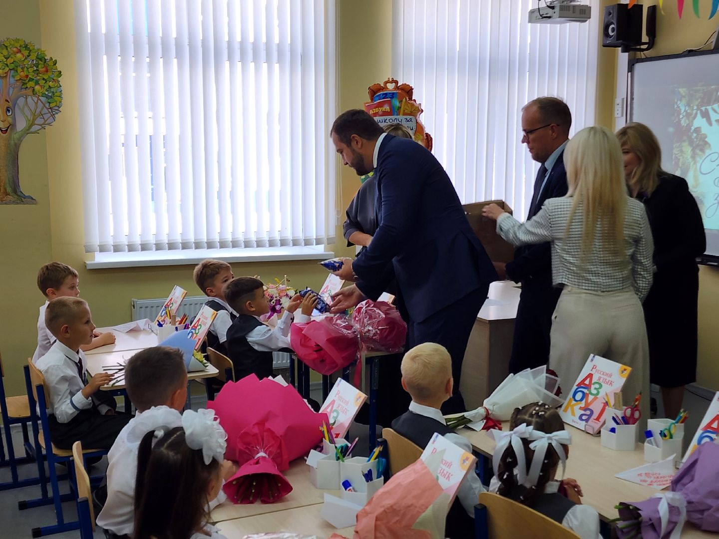 Чехов, школа 10, день знаний, новый учебный год, торжественная линейка, 1 сентября, первые классы,