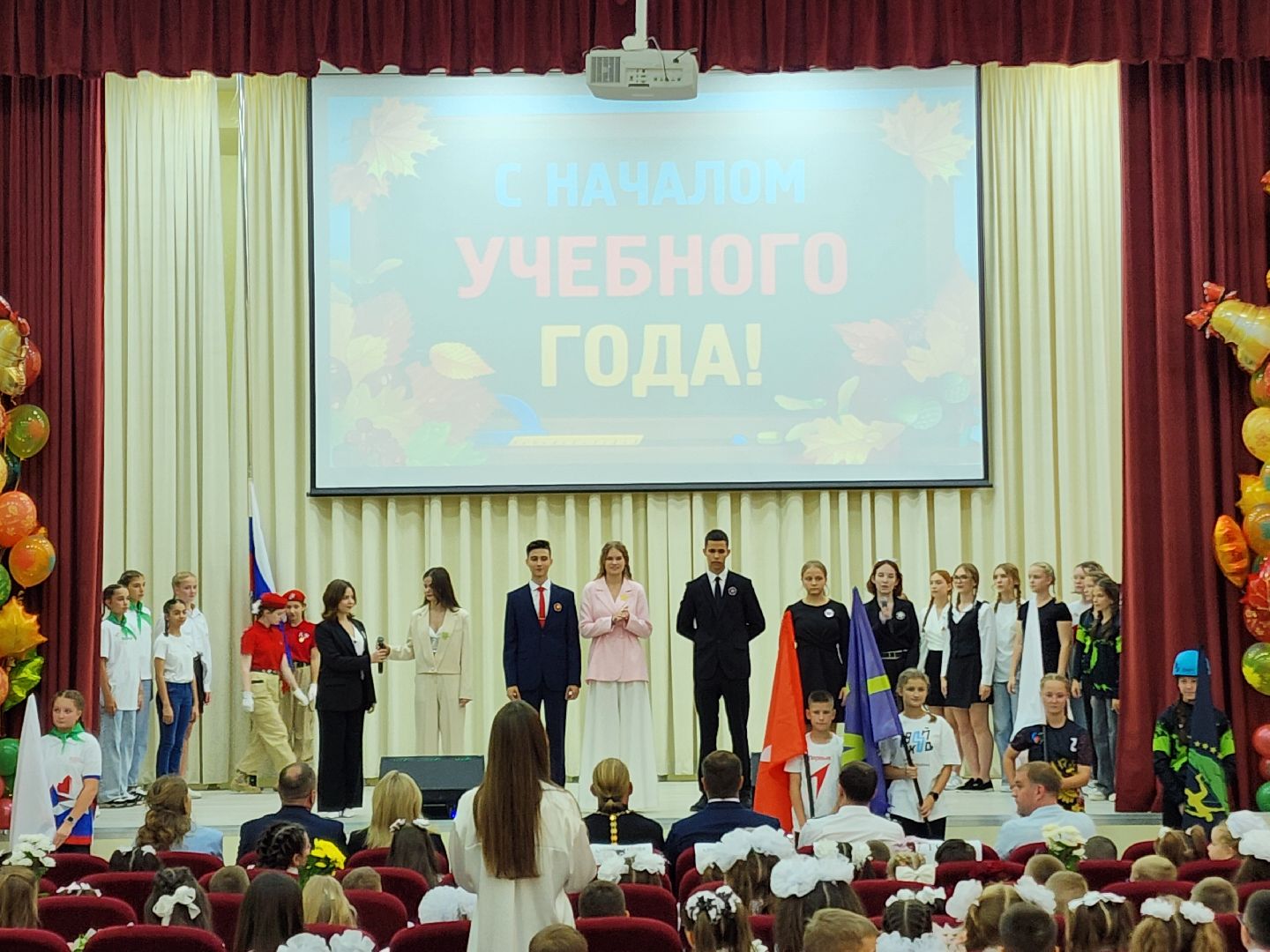 Чехов, школа 10, день знаний, новый учебный год, торжественная линейка, 1 сентября, первые классы,