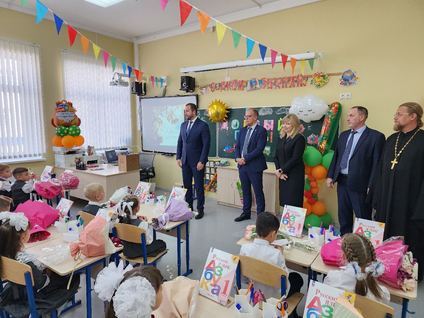 Чехов, школа 10, день знаний, новый учебный год, торжественная линейка, 1 сентября, первые классы,