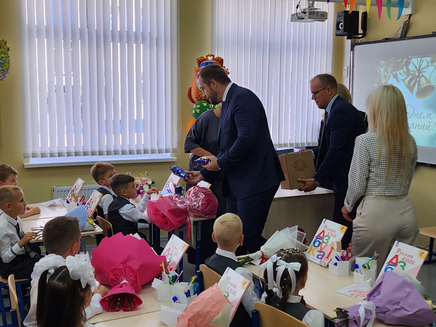 Чехов, школа 10, день знаний, новый учебный год, торжественная линейка, 1 сентября, первые классы,