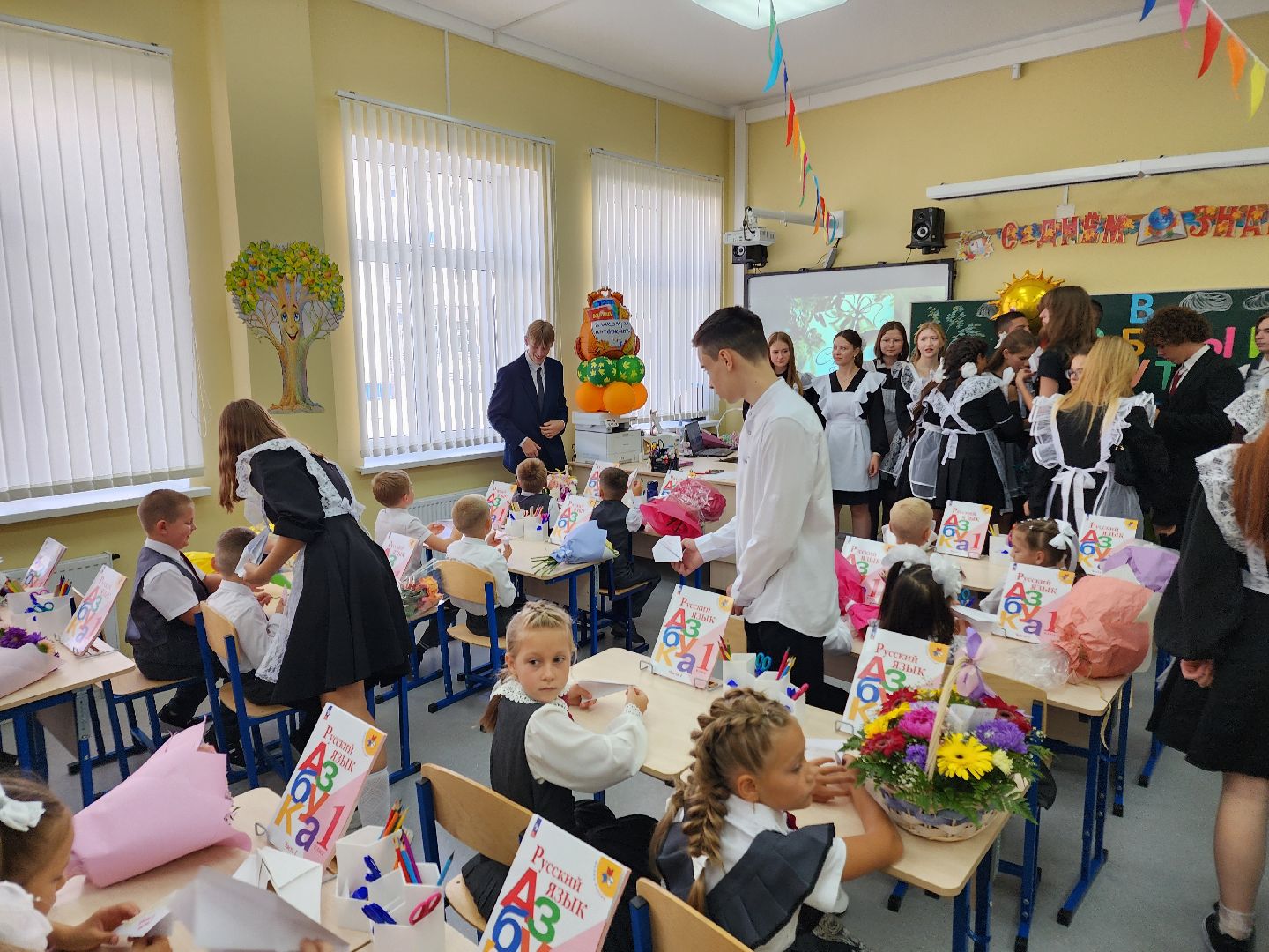 Чехов, школа 10, день знаний, новый учебный год, торжественная линейка, 1 сентября, первые классы,