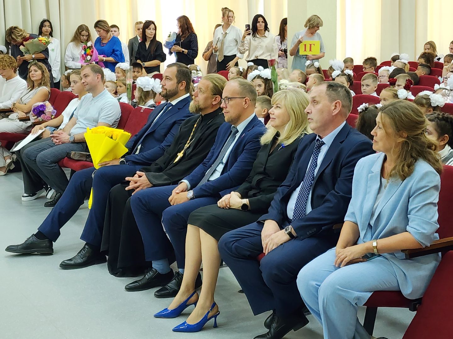 Чехов, школа 10, день знаний, новый учебный год, торжественная линейка, 1 сентября, первые классы,