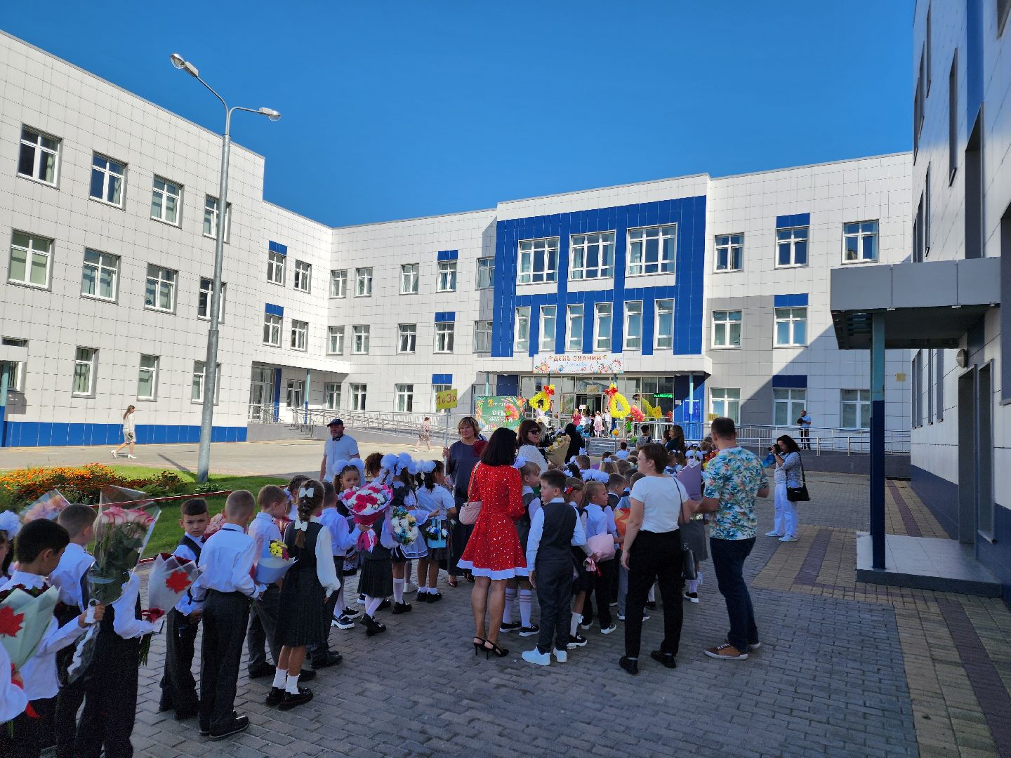 Чехов, школа 10, день знаний, новый учебный год, торжественная линейка, 1 сентября, первые классы,