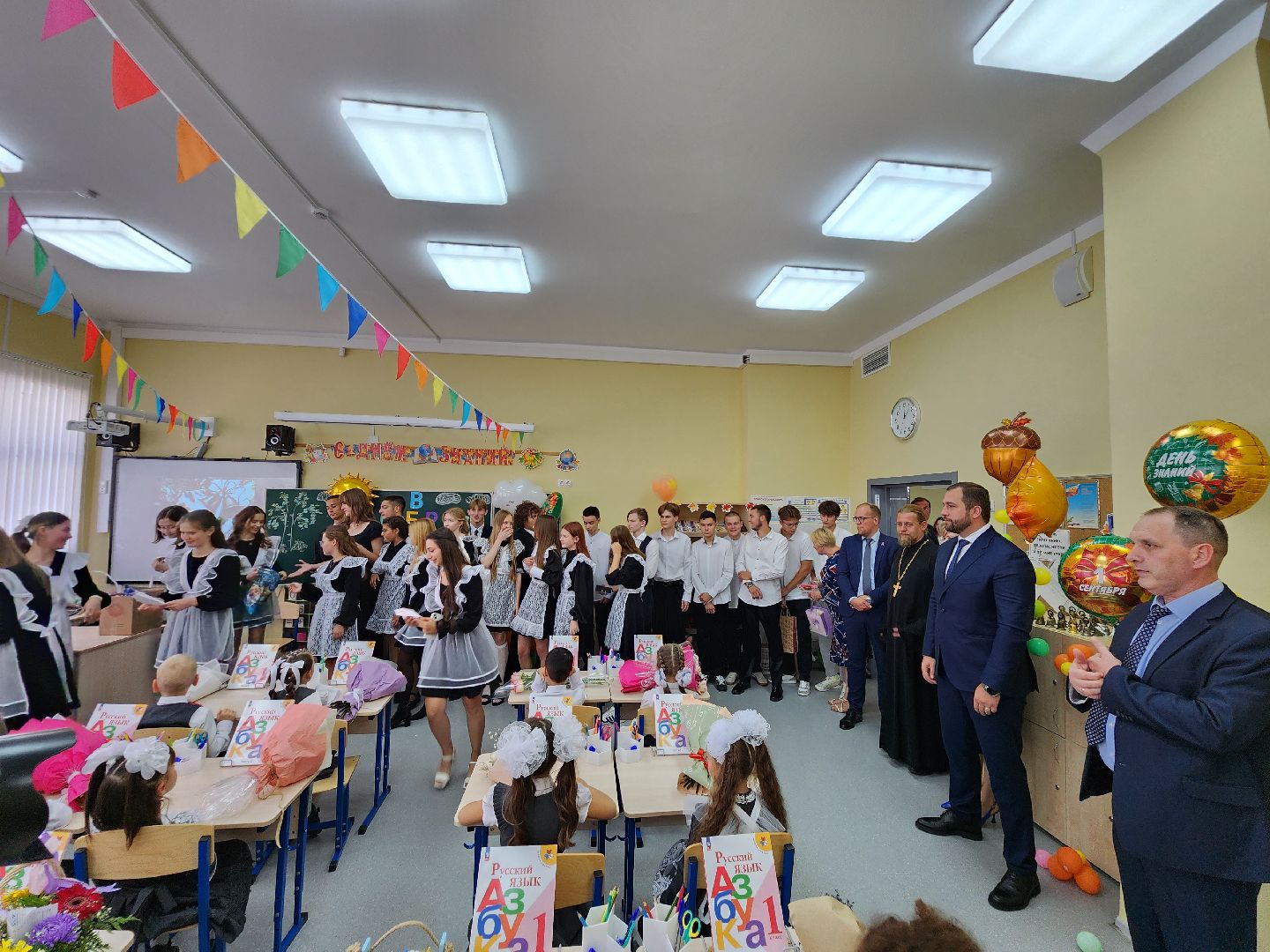Чехов, школа 10, день знаний, новый учебный год, торжественная линейка, 1 сентября, первые классы,