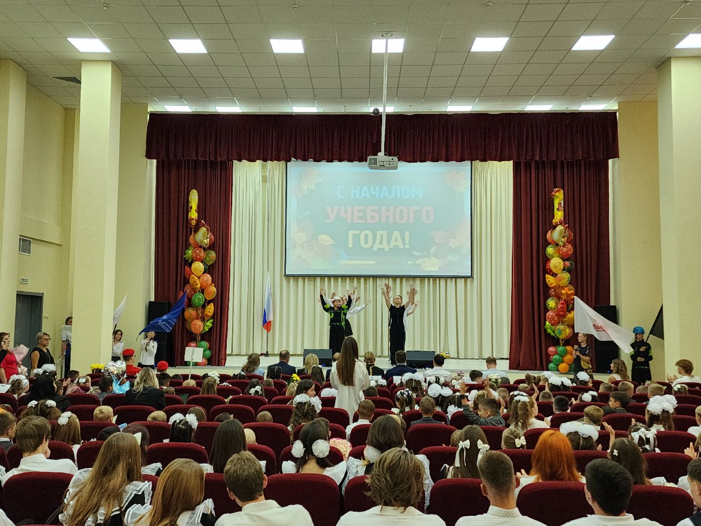 Чехов, школа 10, день знаний, новый учебный год, торжественная линейка, 1 сентября, первые классы,