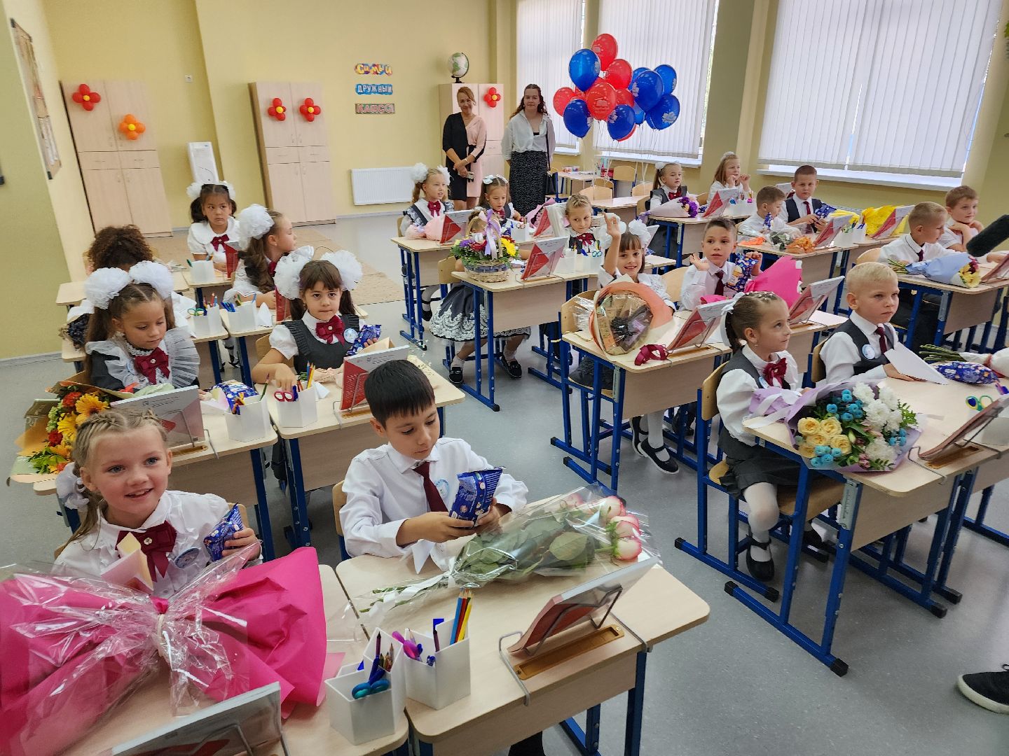 Чехов, школа 10, день знаний, новый учебный год, торжественная линейка, 1 сентября, первые классы,