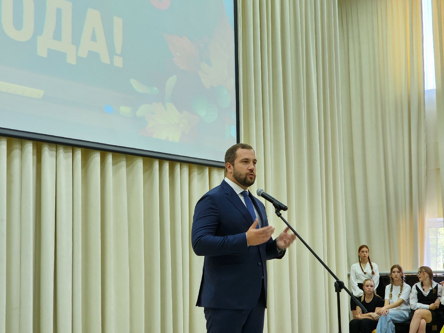 Чехов, школа 10, день знаний, новый учебный год, торжественная линейка, 1 сентября, первые классы,