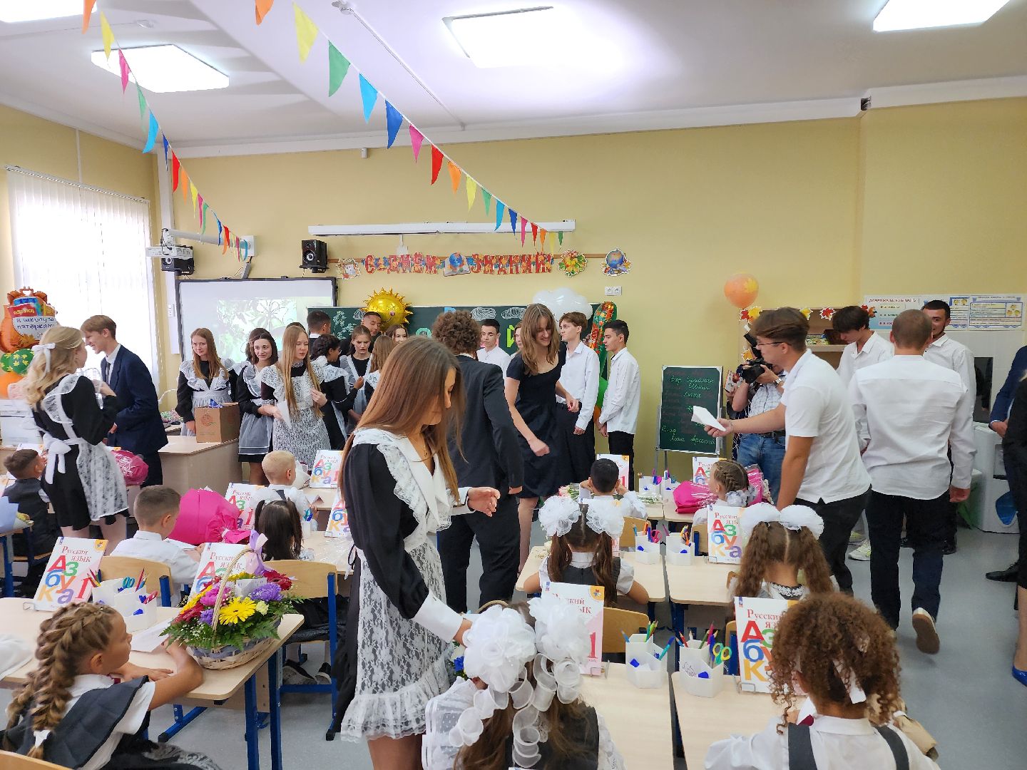 Чехов, школа 10, день знаний, новый учебный год, торжественная линейка, 1 сентября, первые классы,