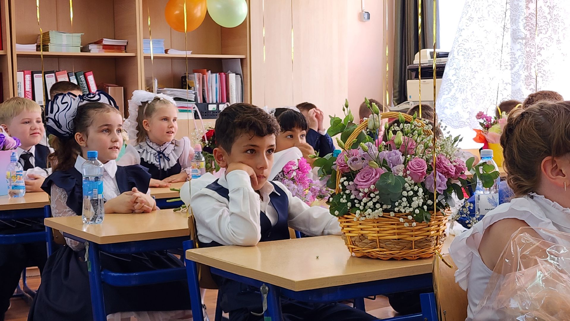 Бронницы, День знаний, торжественная линейка, Первоклассники, День знаний в школе,