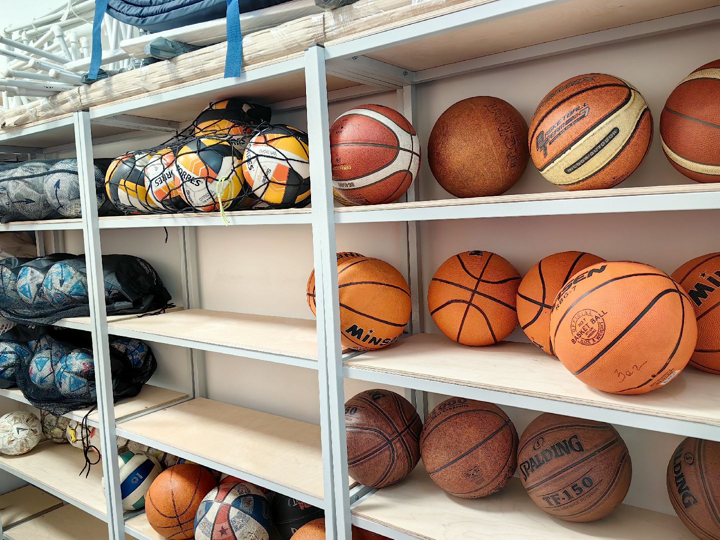 физкультура, спортивный инвентарь, обручи, мячи, спортивная площадка, мини-футбол,