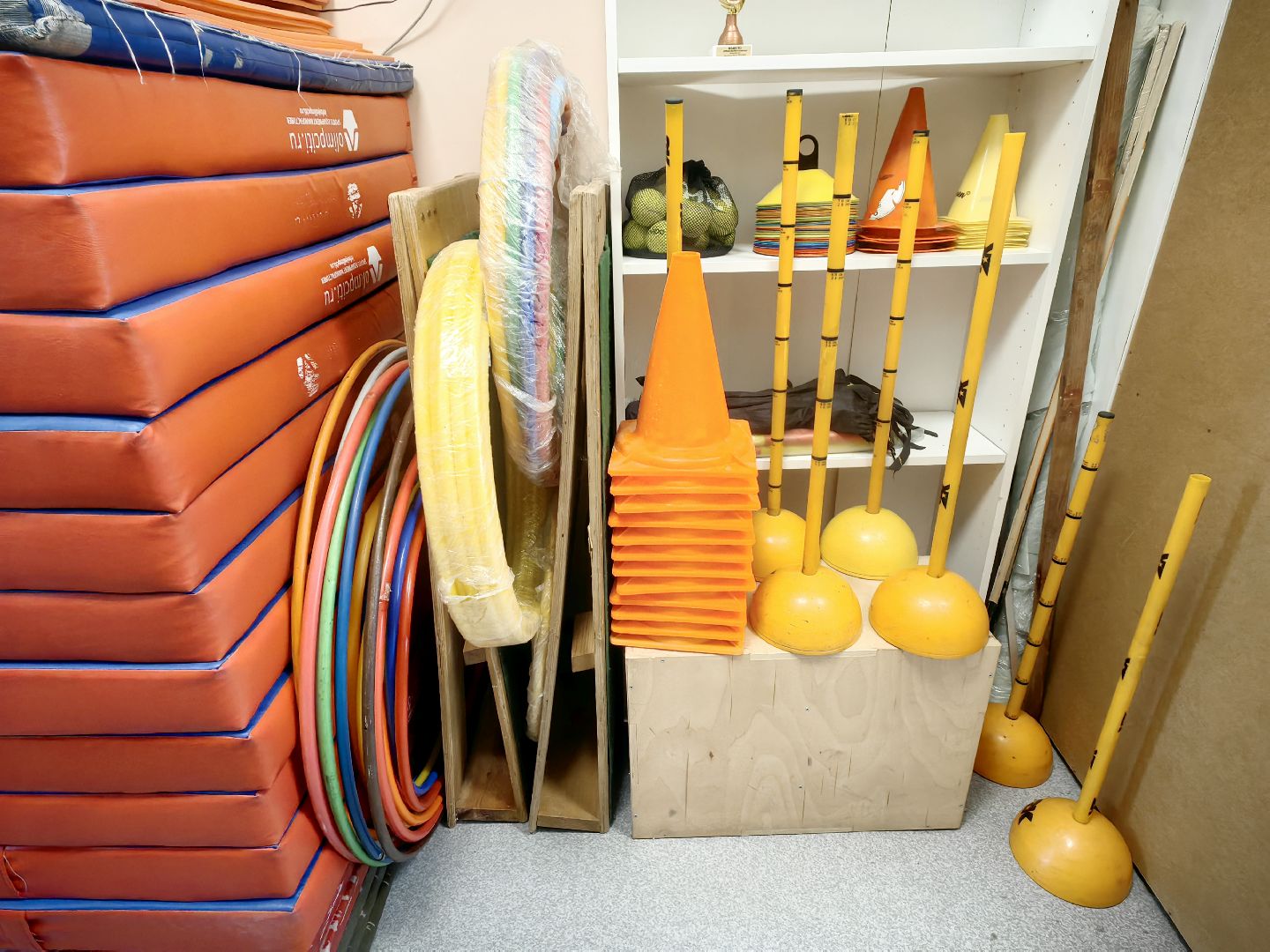 физкультура, спортивный инвентарь, обручи, мячи, спортивная площадка, мини-футбол,