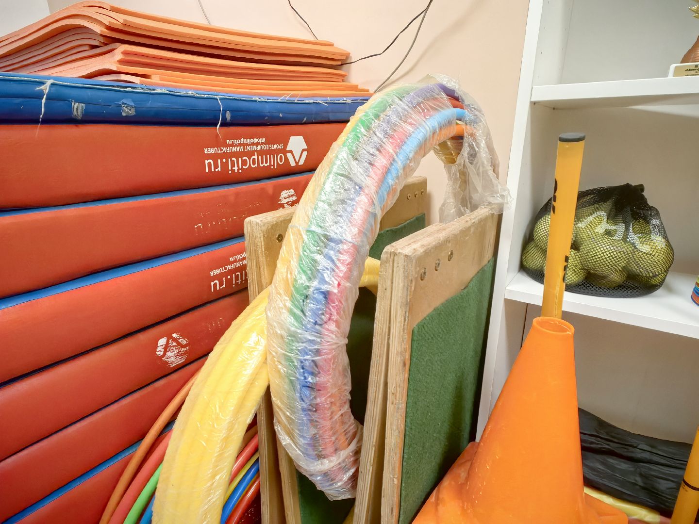 физкультура, спортивный инвентарь, обручи, мячи, спортивная площадка, мини-футбол,