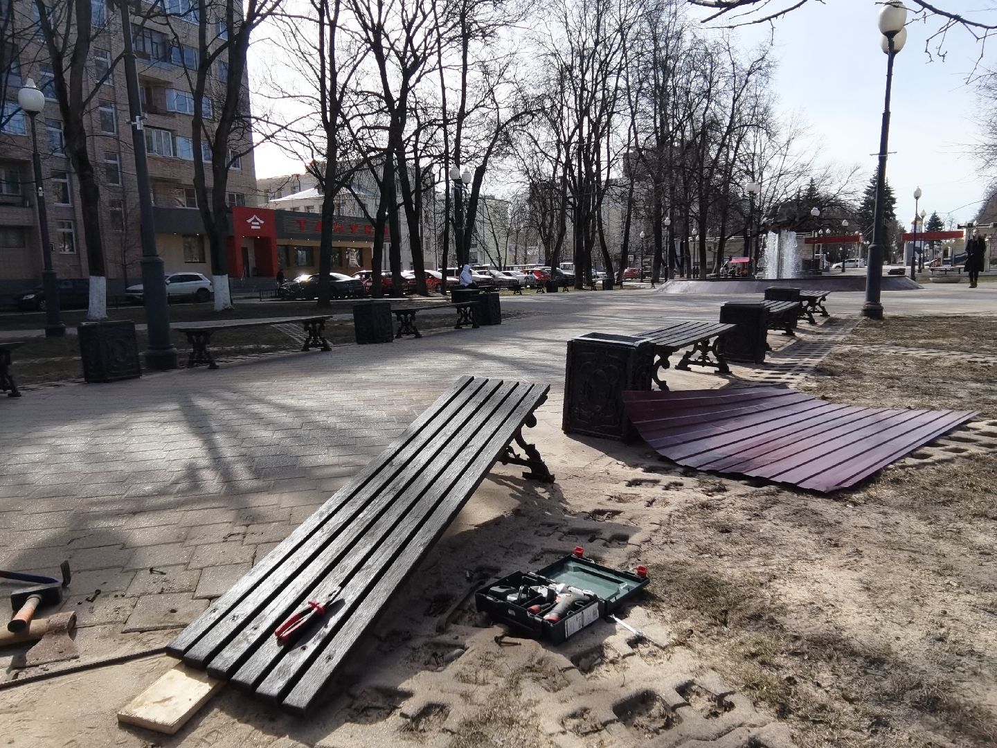 Балашиха, парки, скверы, аллеи, площадь Славы, МБУ Благоустройство-Балашиха, мобильные бригады, ремонт скамейки, Месяц чистоты и благоустройства, Подмосковье