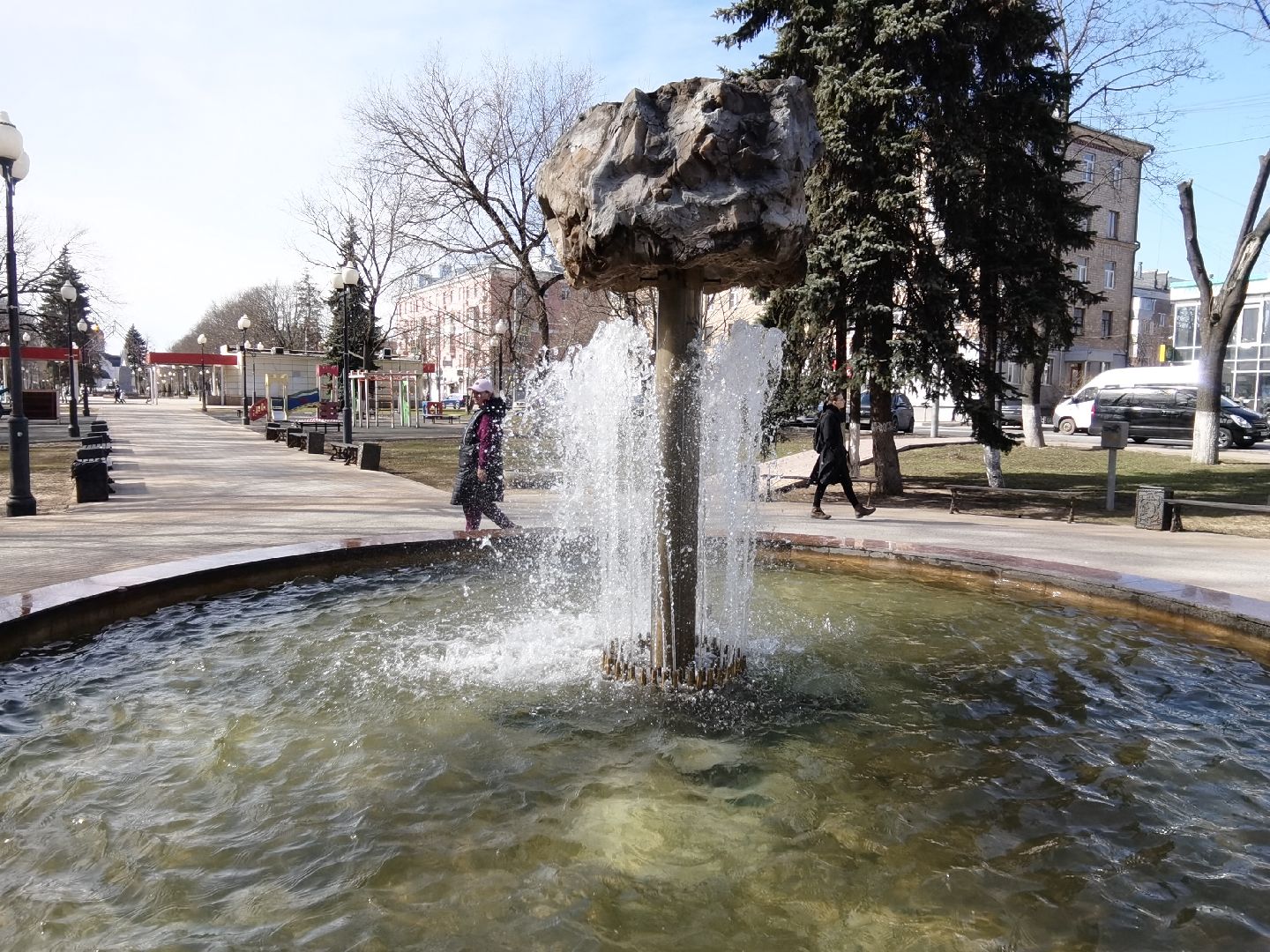 Балашиха, парки, скверы, аллеи, площадь Славы, МБУ Благоустройство-Балашиха, мобильные бригады, ремонт скамейки, Месяц чистоты и благоустройства, Подмосковье