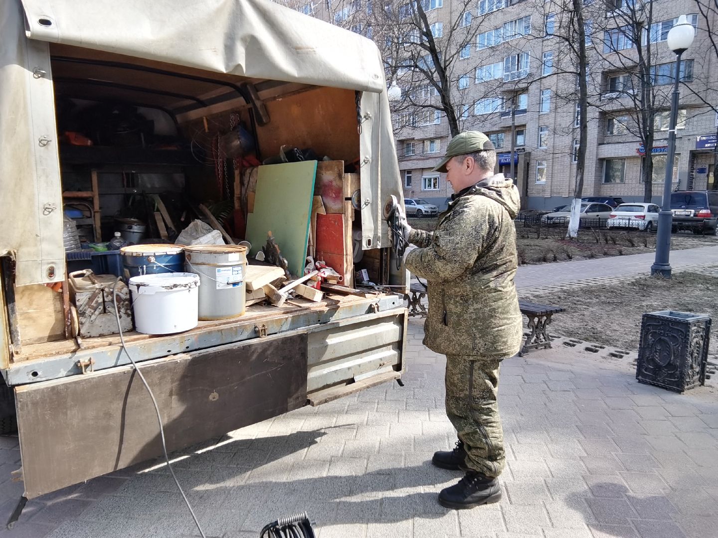 Балашиха, парки, скверы, аллеи, площадь Славы, МБУ Благоустройство-Балашиха, мобильные бригады, ремонт скамейки, Месяц чистоты и благоустройства, Подмосковье