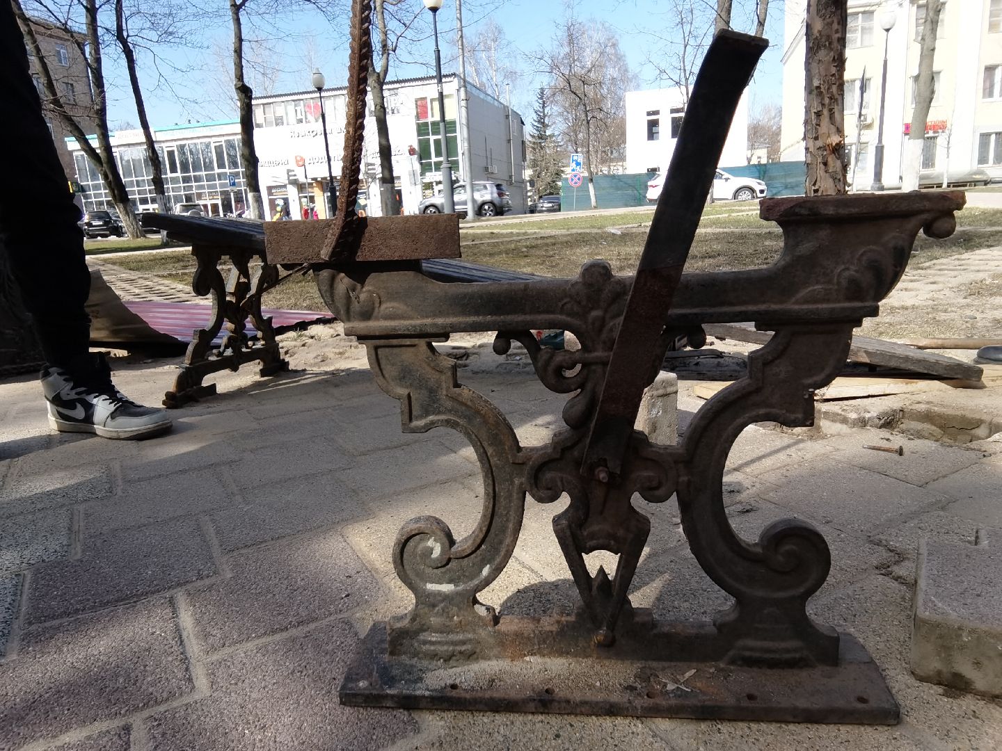 Балашиха, парки, скверы, аллеи, площадь Славы, МБУ Благоустройство-Балашиха, мобильные бригады, ремонт скамейки, Месяц чистоты и благоустройства, Подмосковье