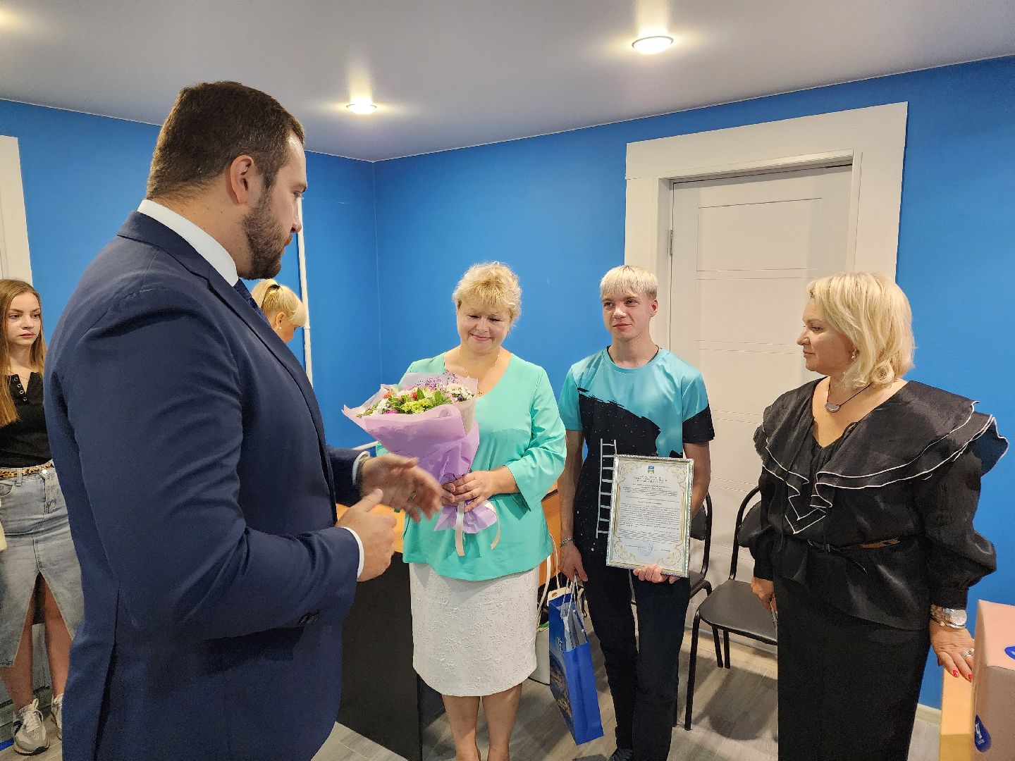 Чехов, государственный жилищный сертификат, вручение, дети-сироты, дети оставшиеся без попечения родителей, госпрограмма Московской области Жилище, Владимир Буренин, глава округа Михаил Собакин,