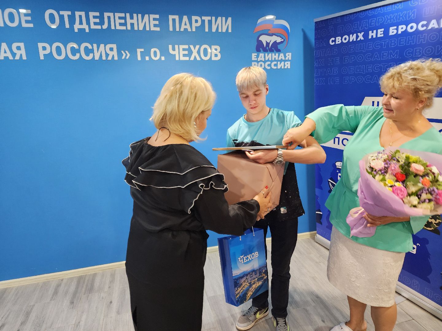 Чехов, государственный жилищный сертификат, вручение, дети-сироты, дети оставшиеся без попечения родителей, госпрограмма Московской области Жилище, Владимир Буренин, глава округа Михаил Собакин,