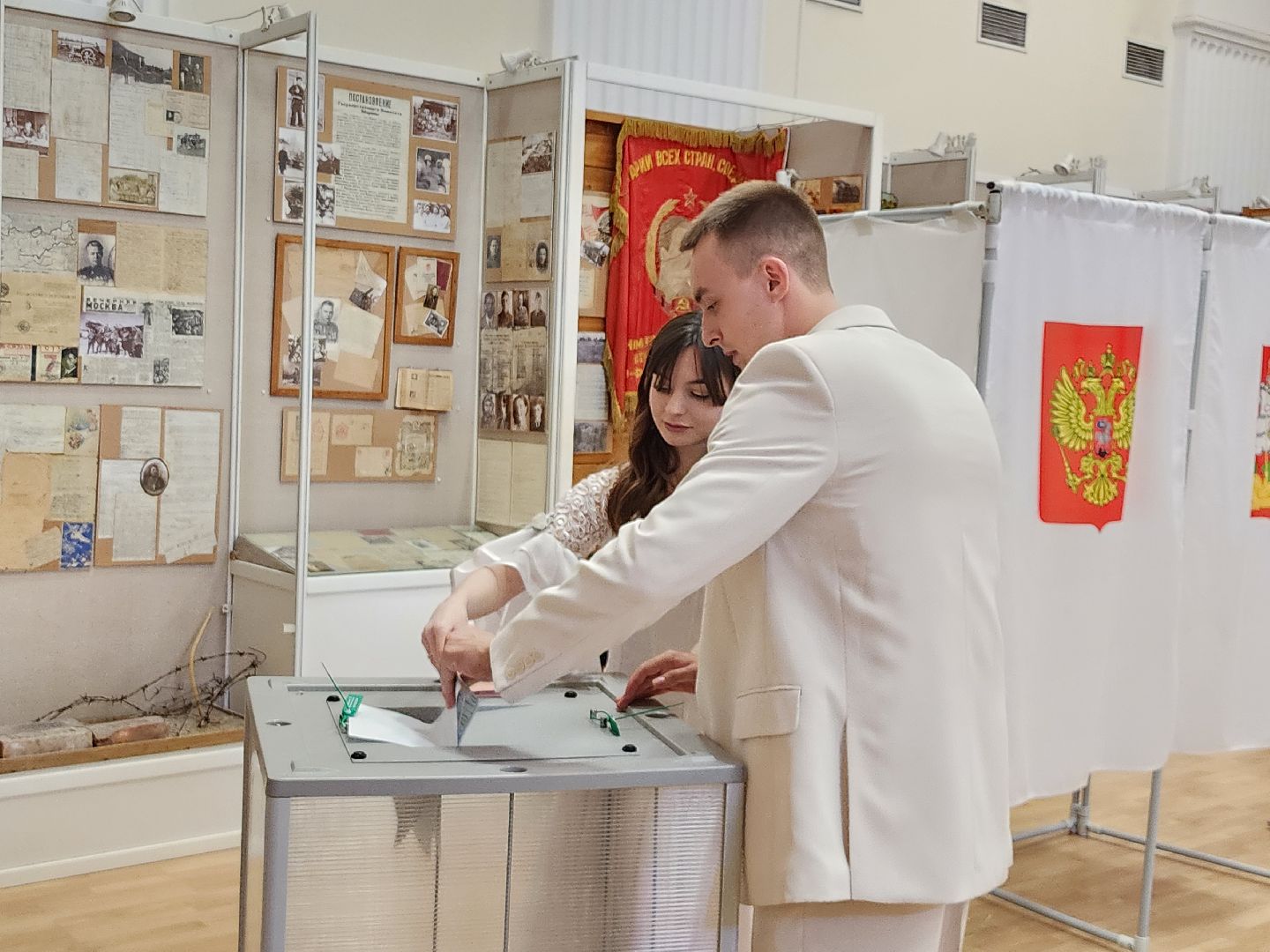 выборы, муниципальные выборы 2024, голосуют жених и невеста, гражданская позиция, ленинский округ, молодожены делают выбор, Совет депутатов ленинского округа,загс выборы,