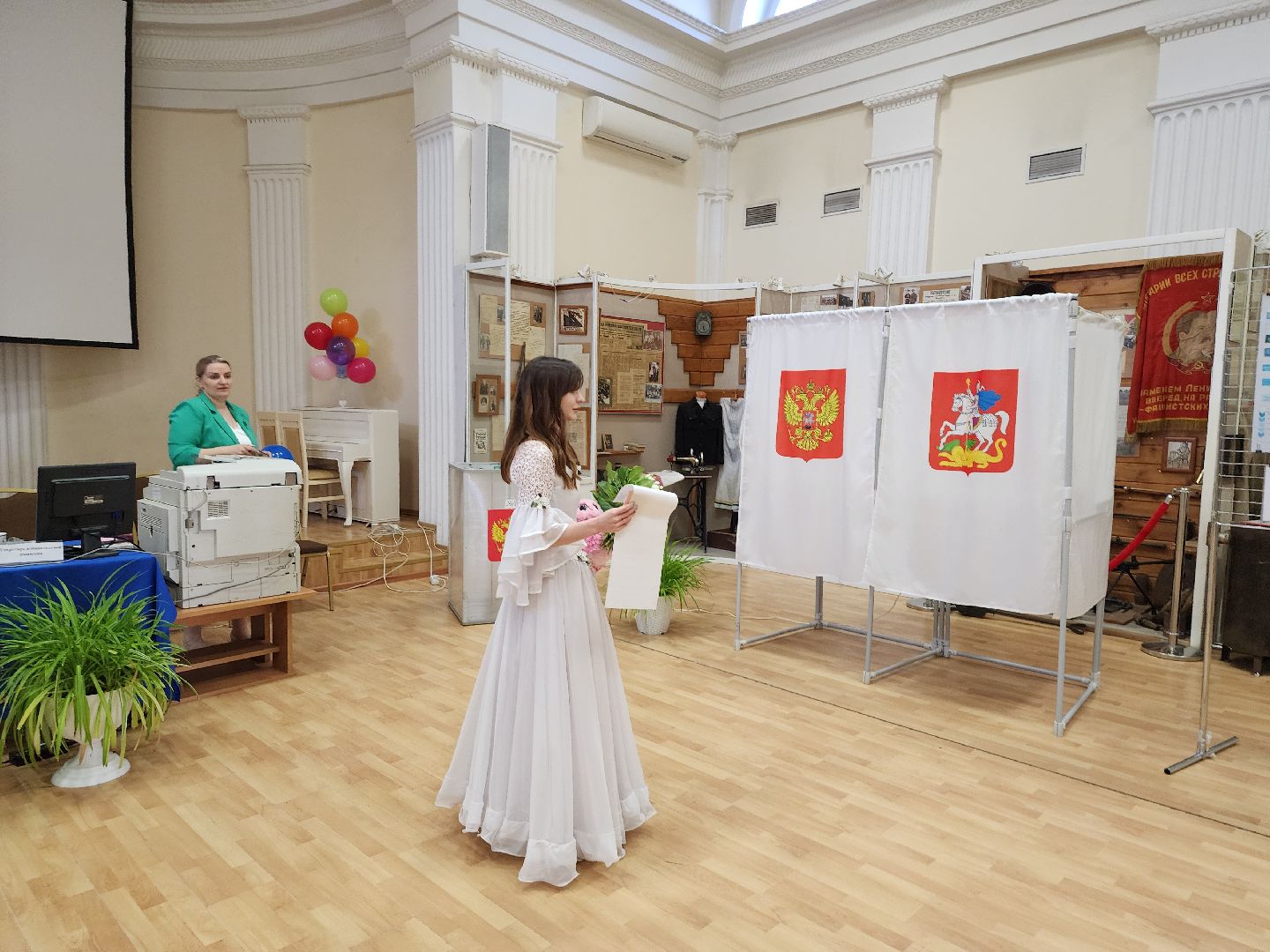 выборы, муниципальные выборы 2024, голосуют жених и невеста, гражданская позиция, ленинский округ, молодожены делают выбор, Совет депутатов ленинского округа,загс выборы,