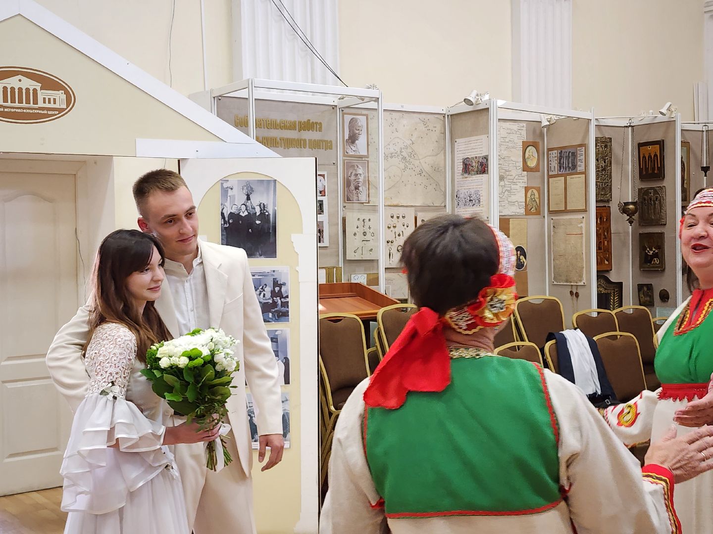 выборы, муниципальные выборы 2024, голосуют жених и невеста, гражданская позиция, ленинский округ, молодожены делают выбор, Совет депутатов ленинского округа,загс выборы,