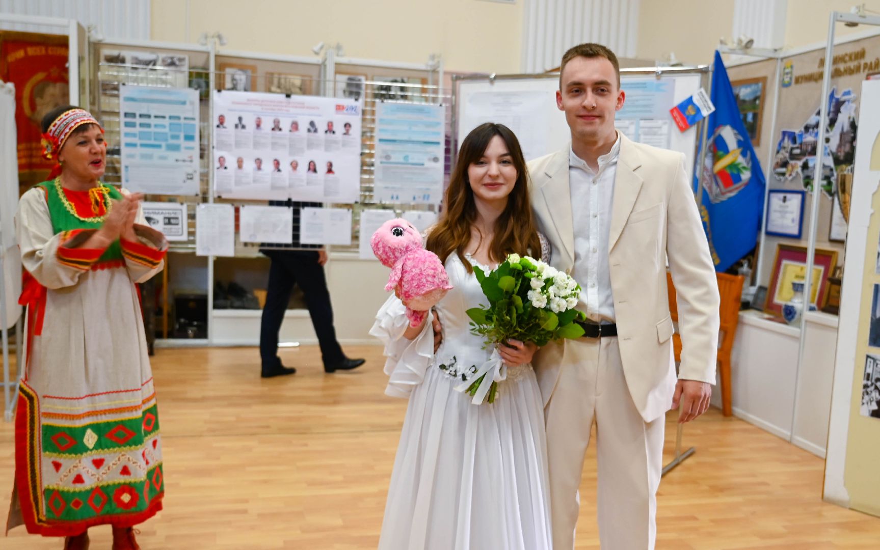 выборы, муниципальные выборы 2024, голосуют жених и невеста, гражданская позиция, ленинский округ, молодожены делают выбор, Совет депутатов ленинского округа,загс выборы,