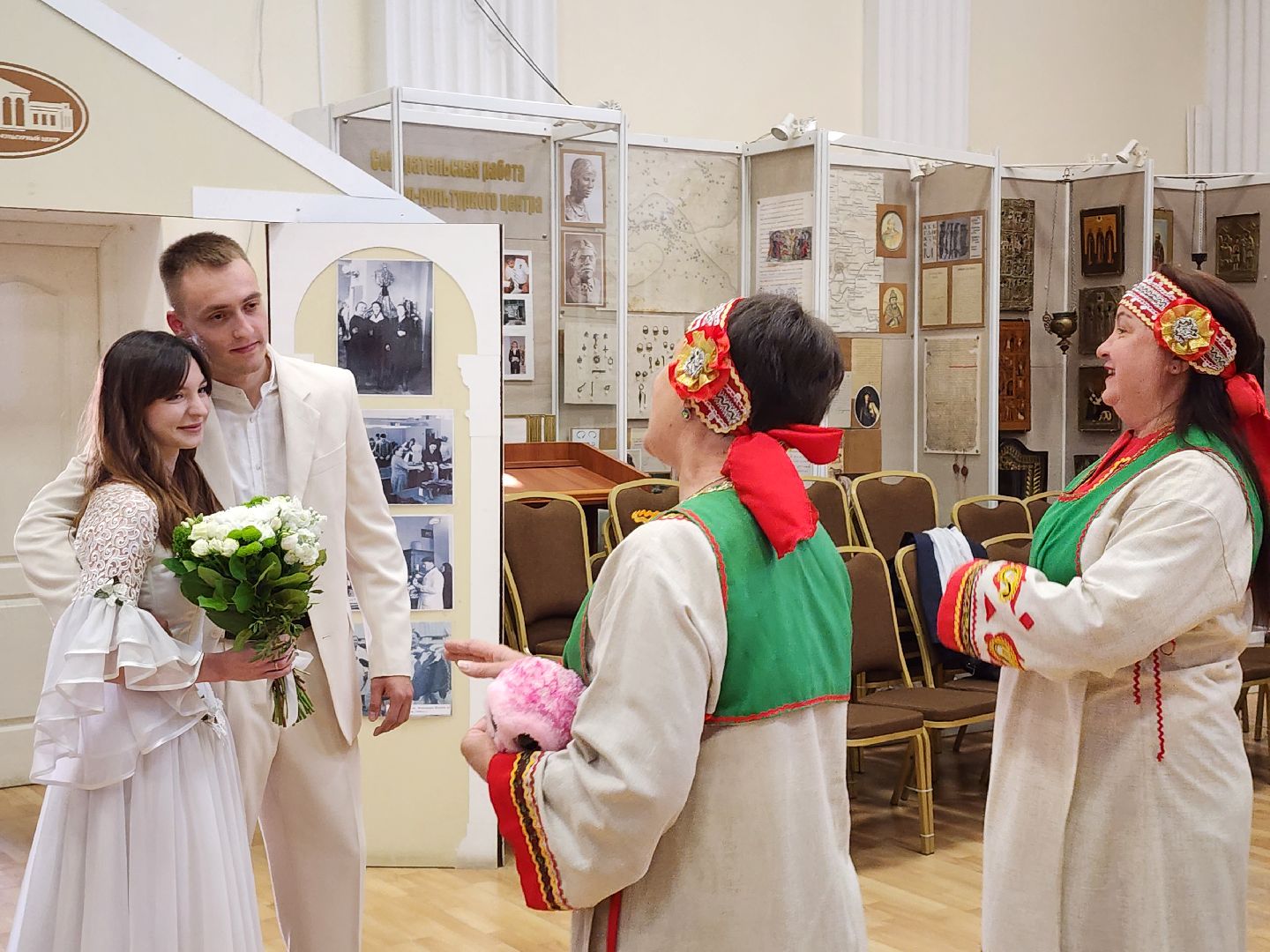 выборы, муниципальные выборы 2024, голосуют жених и невеста, гражданская позиция, ленинский округ, молодожены делают выбор, Совет депутатов ленинского округа,загс выборы,