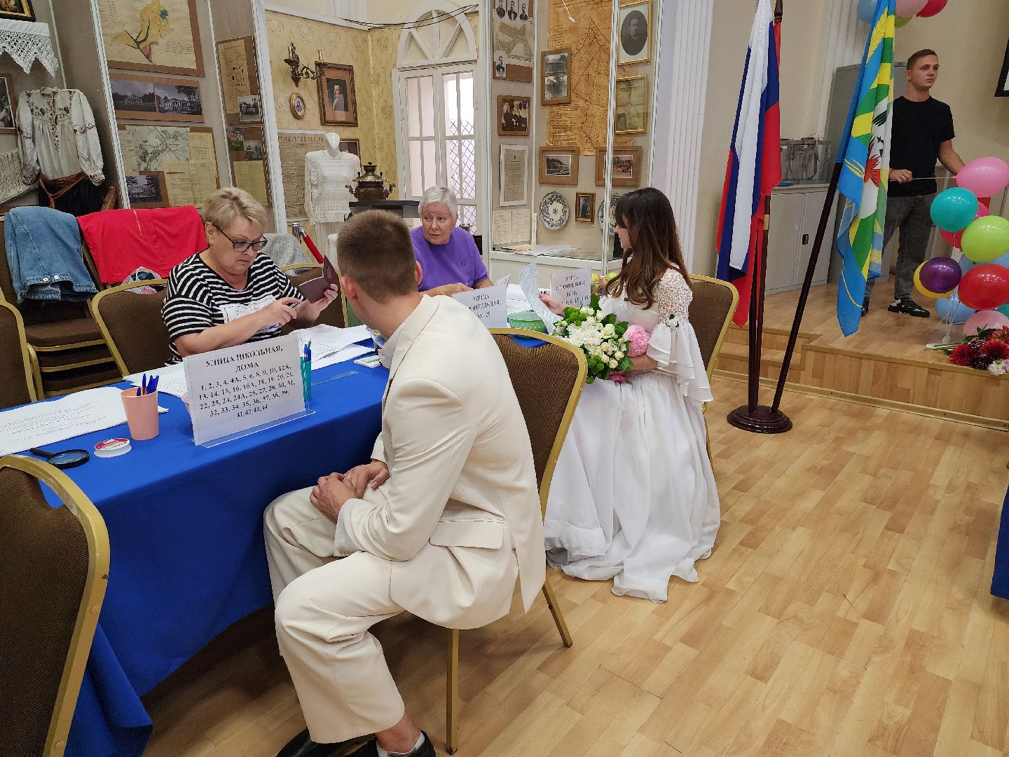 выборы, муниципальные выборы 2024, голосуют жених и невеста, гражданская позиция, ленинский округ, молодожены делают выбор, Совет депутатов ленинского округа,загс выборы,