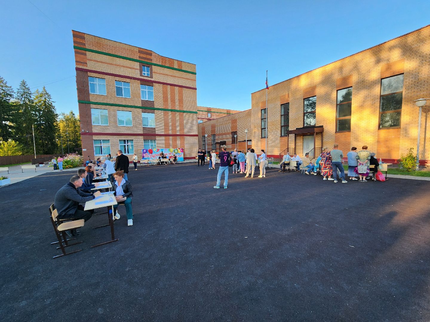 Чехов, поселок Любучаны, выездная администрация, встреча с жителями, обращения жителей, СНТ Флора, деревня Леониха, вывоз мусора, обращение с ТКО, контейнеровоз, электроснабжение, скачки напряжения, Россети,