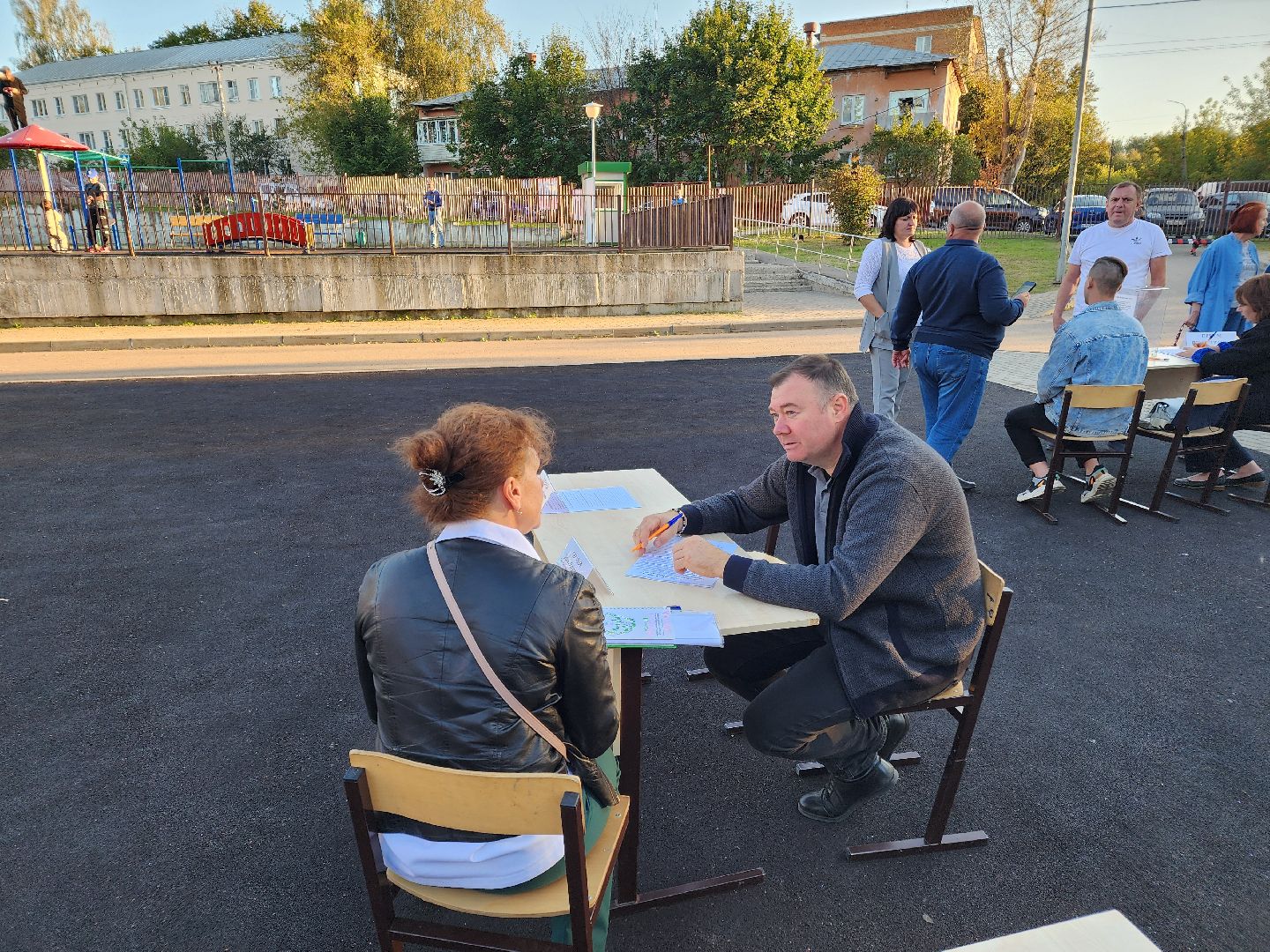 Чехов, поселок Любучаны, выездная администрация, встреча с жителями, обращения жителей, СНТ Флора, деревня Леониха, вывоз мусора, обращение с ТКО, контейнеровоз, электроснабжение, скачки напряжения, Россети,