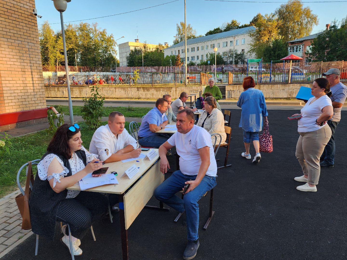 Чехов, поселок Любучаны, выездная администрация, встреча с жителями, обращения жителей, СНТ Флора, деревня Леониха, вывоз мусора, обращение с ТКО, контейнеровоз, электроснабжение, скачки напряжения, Россети,