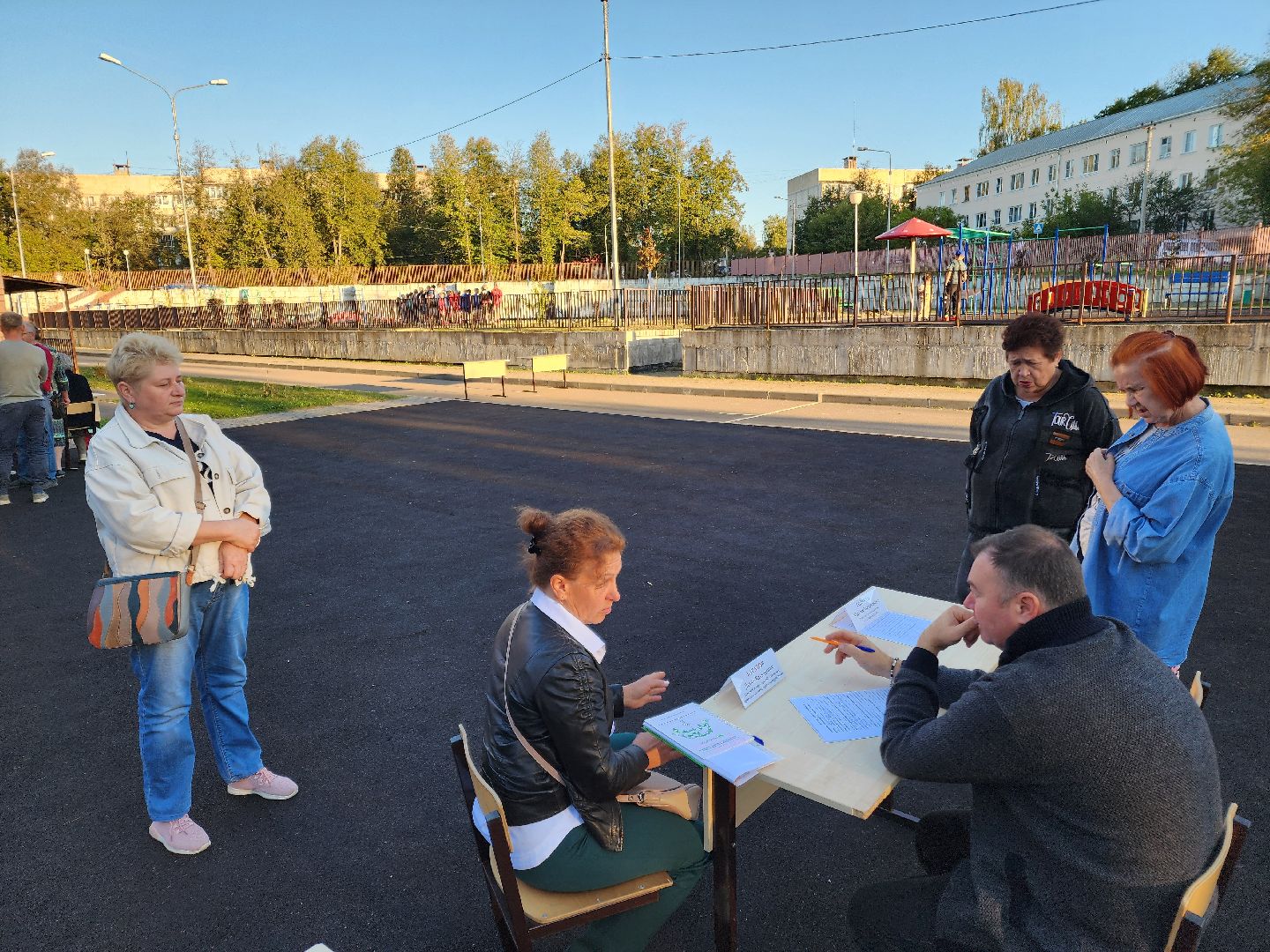 Чехов, поселок Любучаны, выездная администрация, встреча с жителями, обращения жителей, СНТ Флора, деревня Леониха, вывоз мусора, обращение с ТКО, контейнеровоз, электроснабжение, скачки напряжения, Россети,