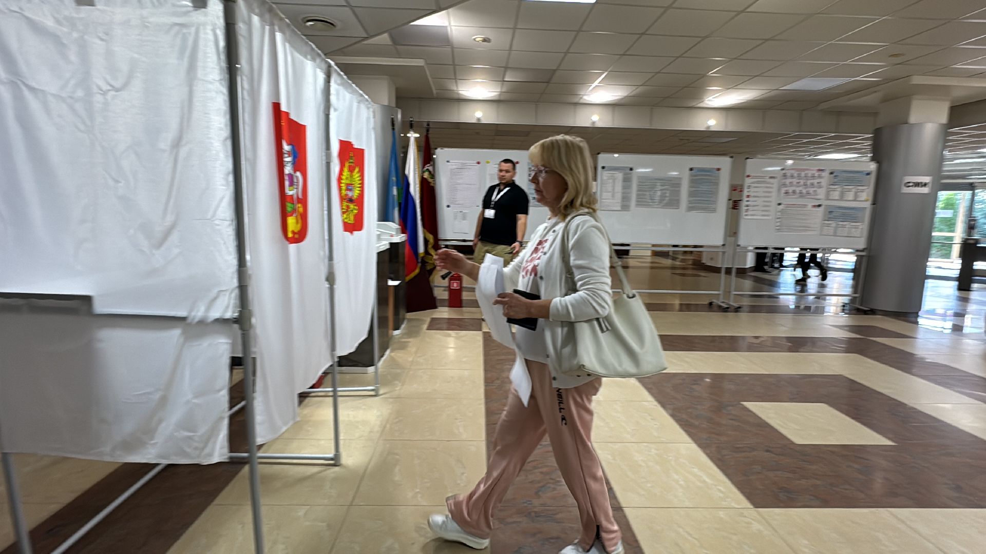 Выборы-2024, Одинцово, Лазутина голосует,