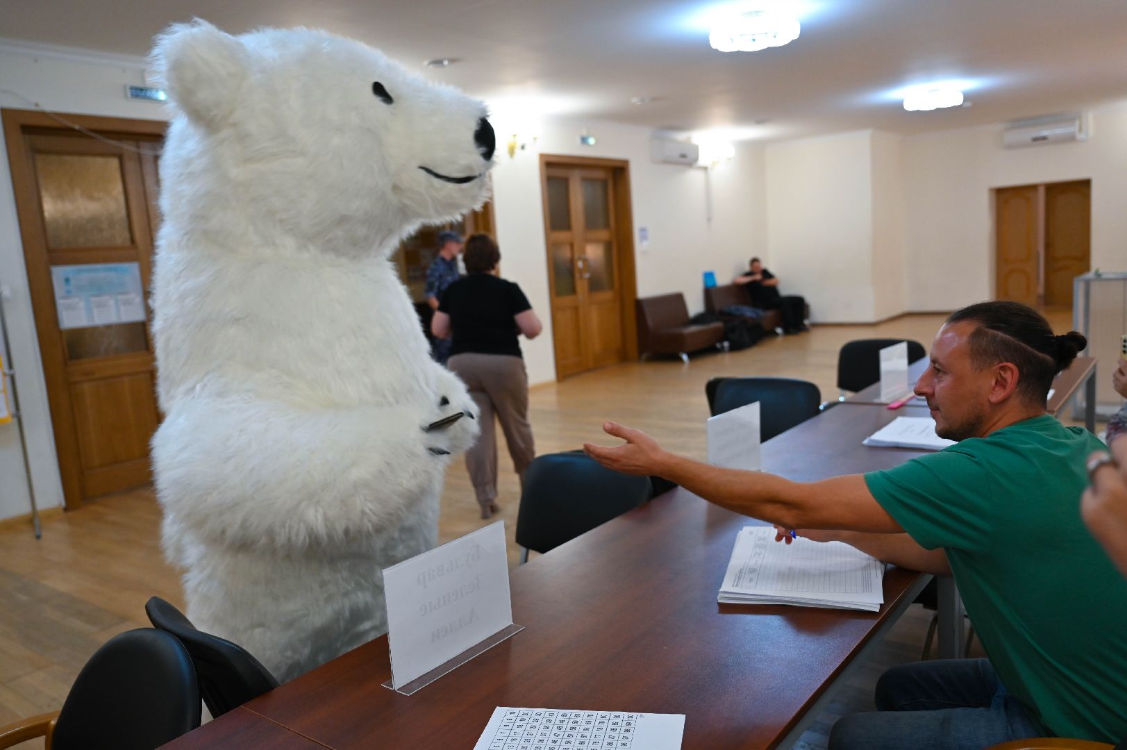 выборы, белый медведь, выборы 2024, голосование в совет депутатов ленинского округа,медведь голосует, на выборы пришел медведь,медведь в ленинском округе,
