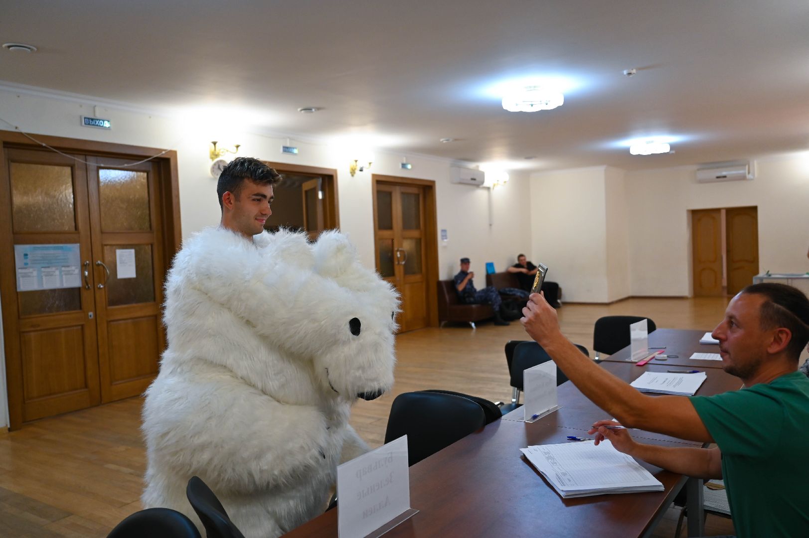 выборы, белый медведь, выборы 2024, голосование в совет депутатов ленинского округа,медведь голосует, на выборы пришел медведь,медведь в ленинском округе,