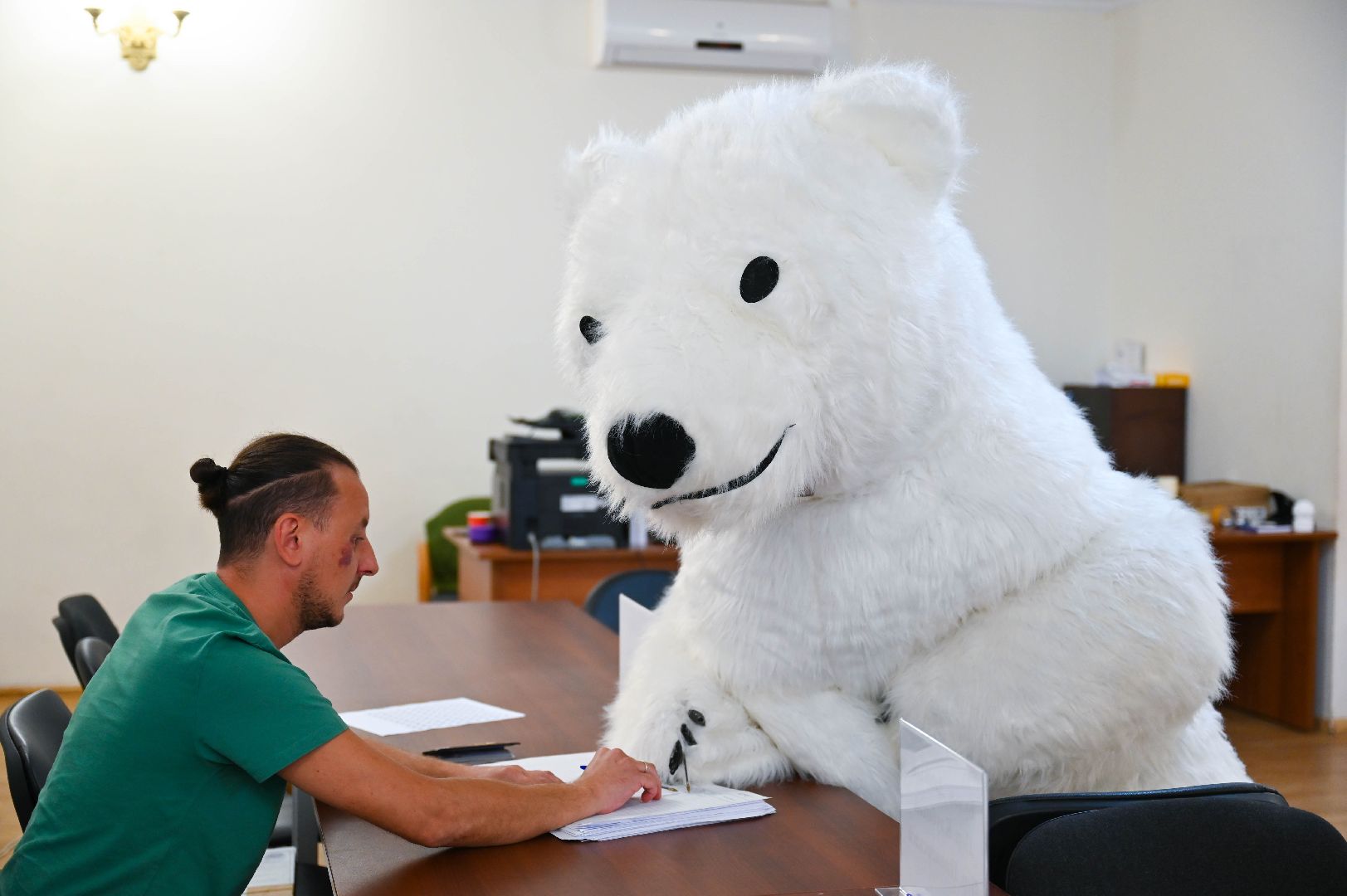 выборы, белый медведь, выборы 2024, голосование в совет депутатов ленинского округа,медведь голосует, на выборы пришел медведь,медведь в ленинском округе,