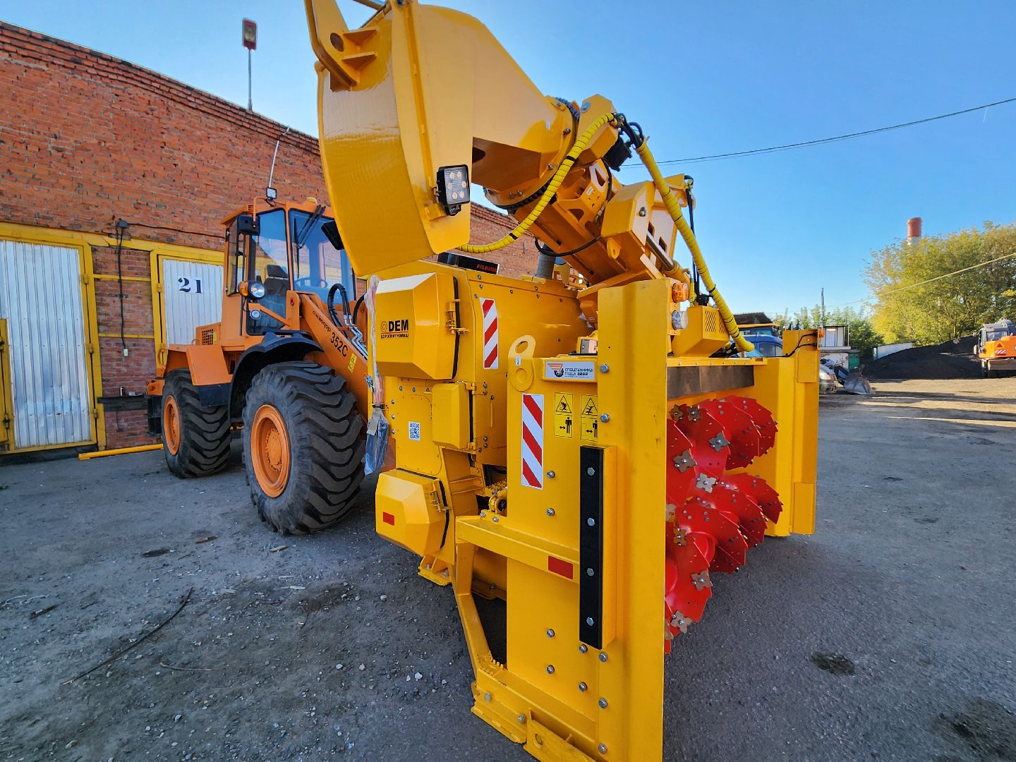 серпухов, комбинат благоустройства, новая техника, улица Екатерины Дашковой, погрузчик-очиститель,