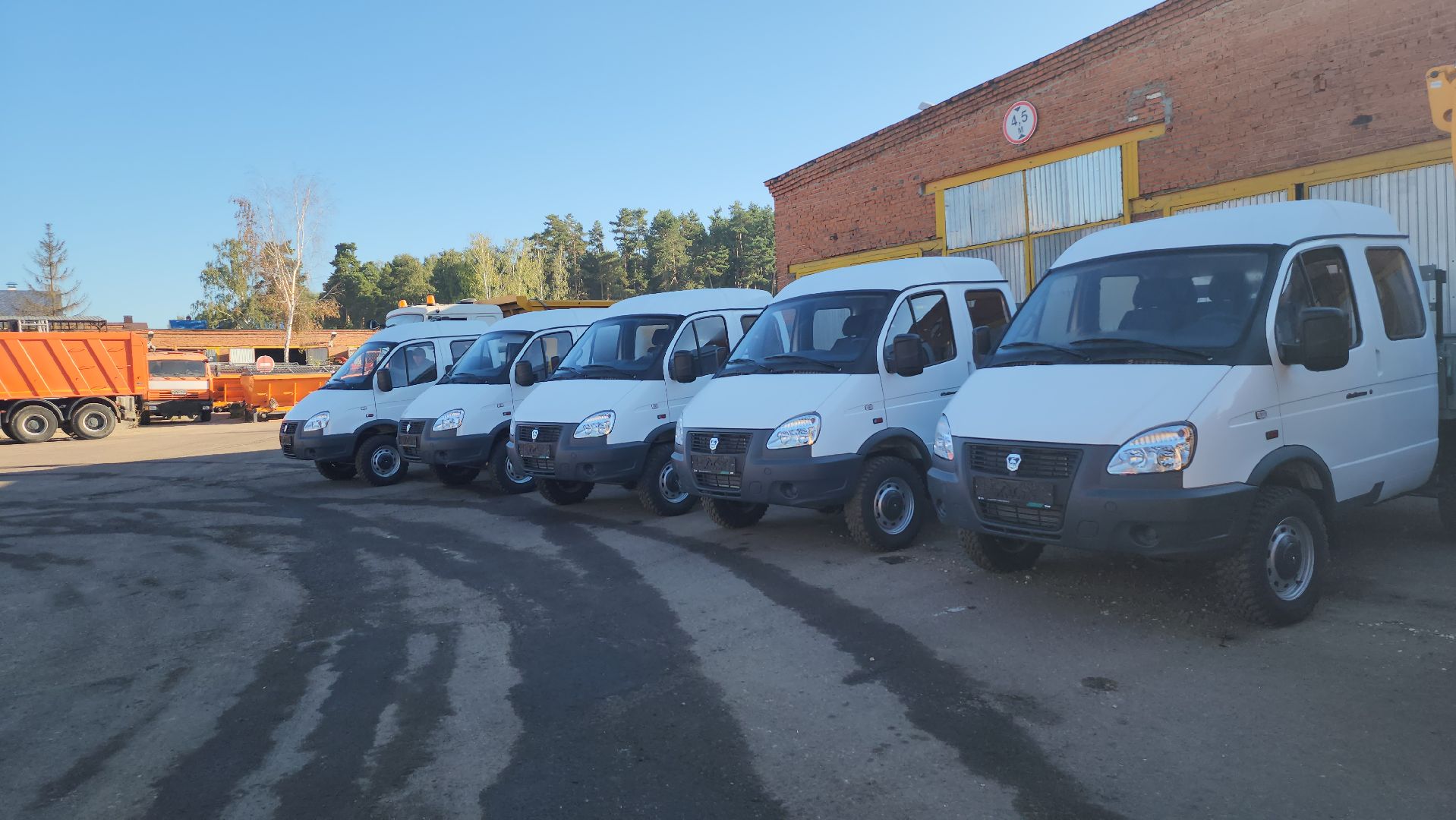 серпухов, комбинат благоустройства, новая техника, улица Екатерины Дашковой, погрузчик-очиститель,