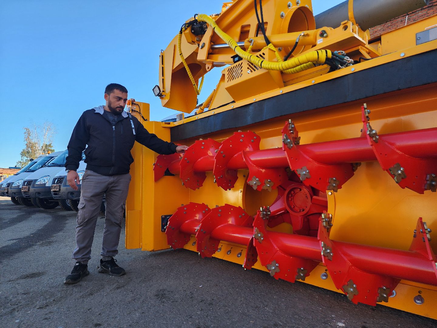 серпухов, комбинат благоустройства, новая техника, улица Екатерины Дашковой, погрузчик-очиститель,